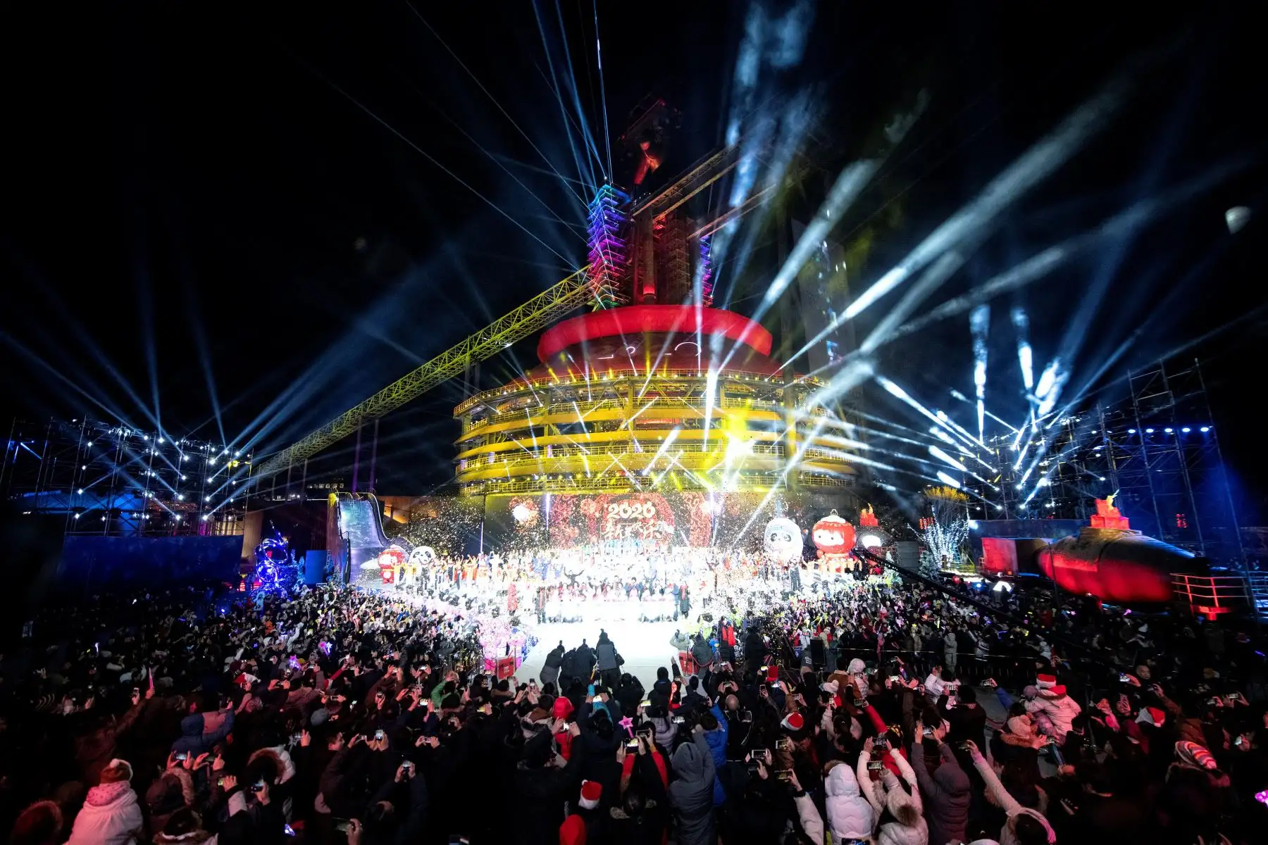 Las personas y los artistas celebran durante la cuenta regresiva de año nuevo en el Parque Industrial Shougang, distrito de Shijingshan, en Beijing.
Foto: AFP