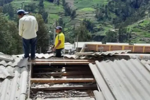 La Institución Educativa Nº 886887, ubicada en el centro poblado de Cauish, región Áncash, fue afectada por caída de un ábol producto de lluvias intensas.
