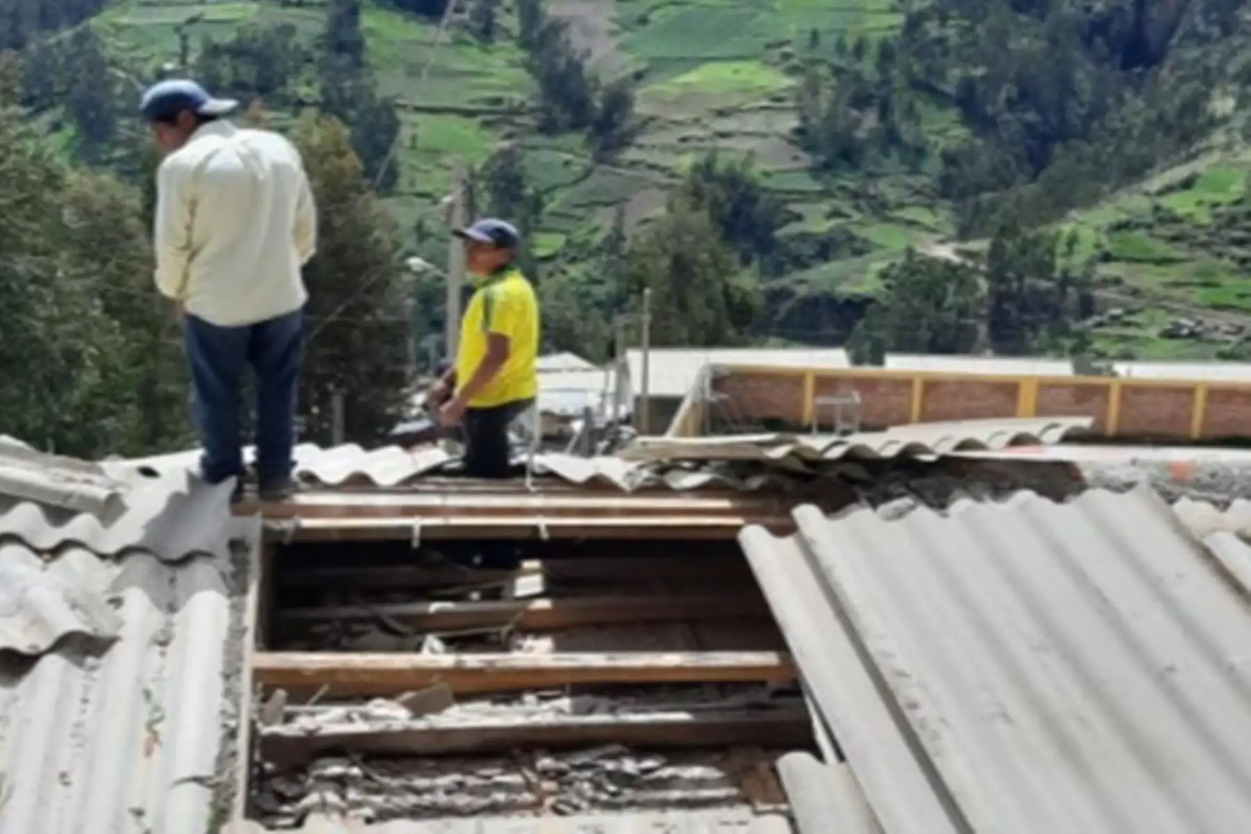 La Institución Educativa Nº 886887, ubicada en el centro poblado de Cauish, región Áncash, fue afectada por caída de un ábol producto de lluvias intensas.