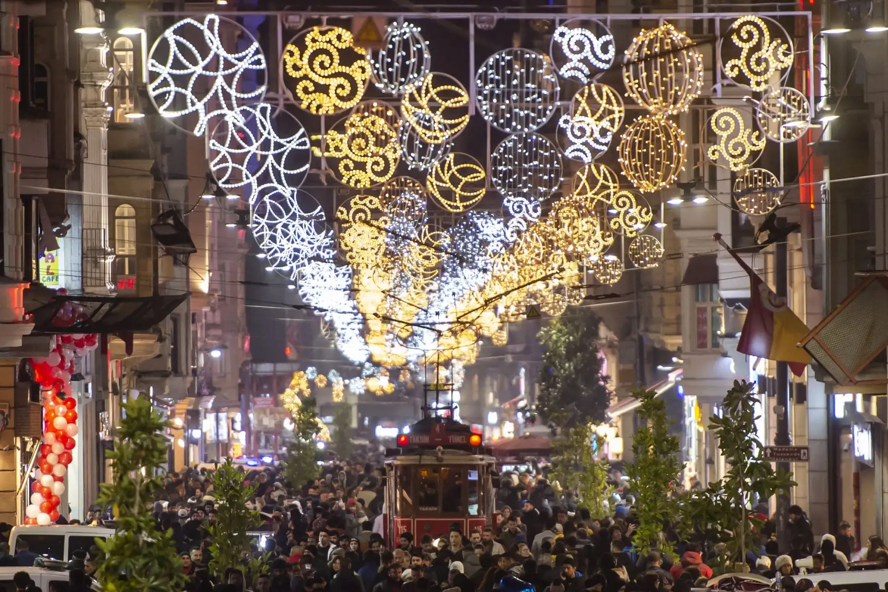 La gente camina junto a un tranvía histórico bajo decoraciones de luces navideñas en la calle Istiklal durante los preparativos para celebrar el Año Nuevo 2020 en Estambul.
Foto: AFP