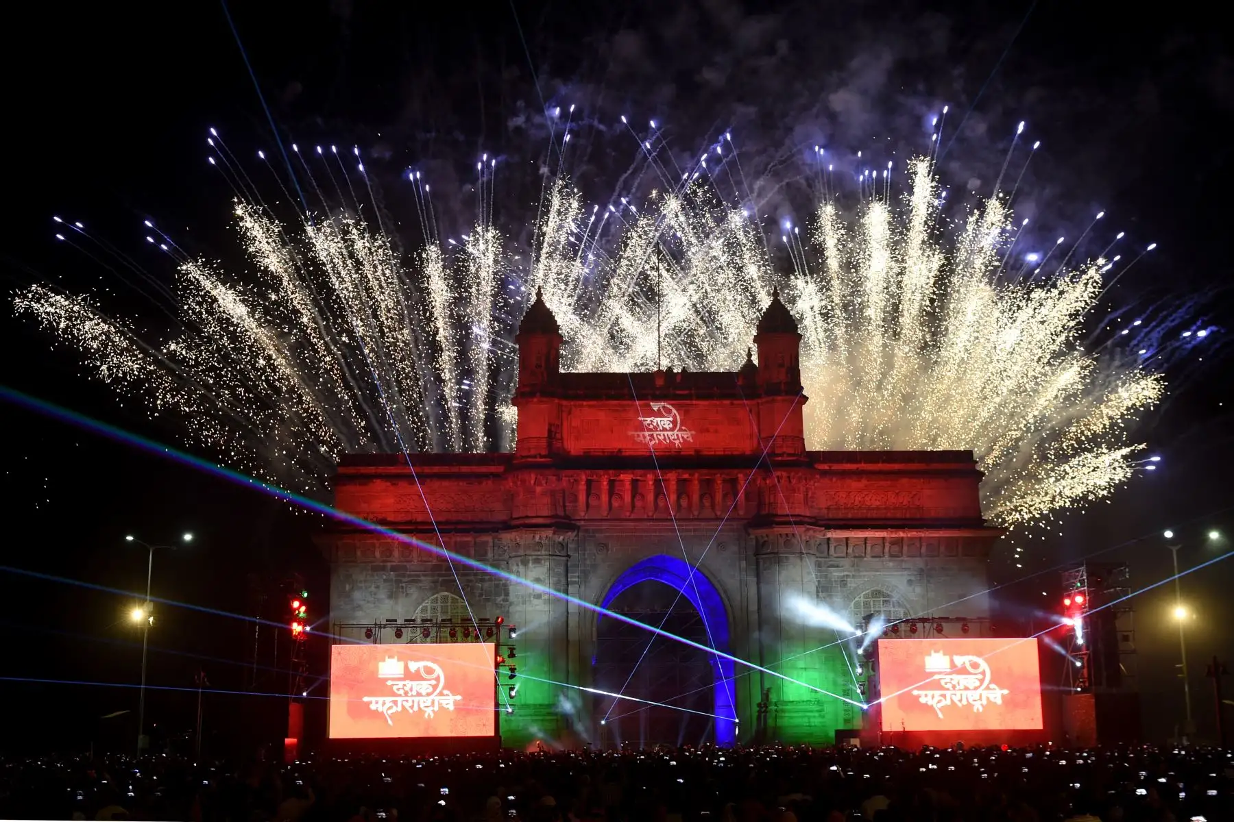 Los fuegos artificiales de Nochevieja estallan sobre la icónica Puerta de la India de Mumbai.
Foto: AFP