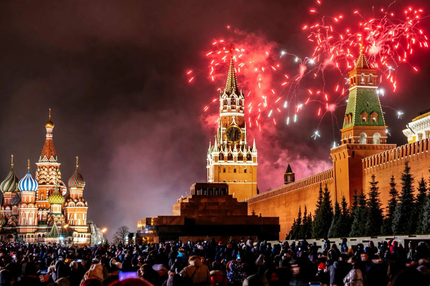 Los fuegos artificiales explotan sobre el Kremlin en Moscú durante las celebraciones de Año Nuevo.
Foto: AFP