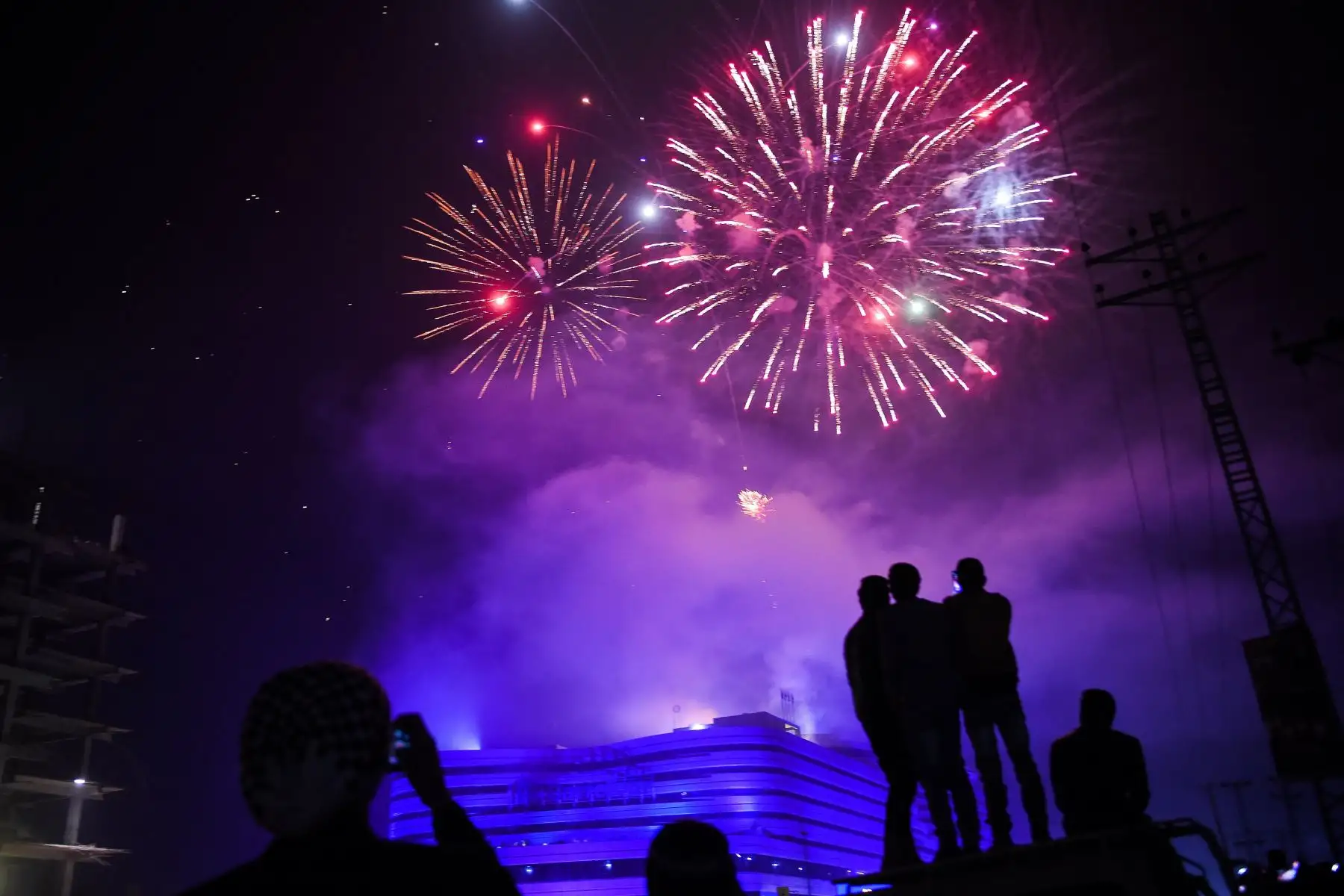 La gente mira los fuegos artificiales como parte de las celebraciones de Año Nuevo en Rawalpindi- Pakistan.
Foto: AFP