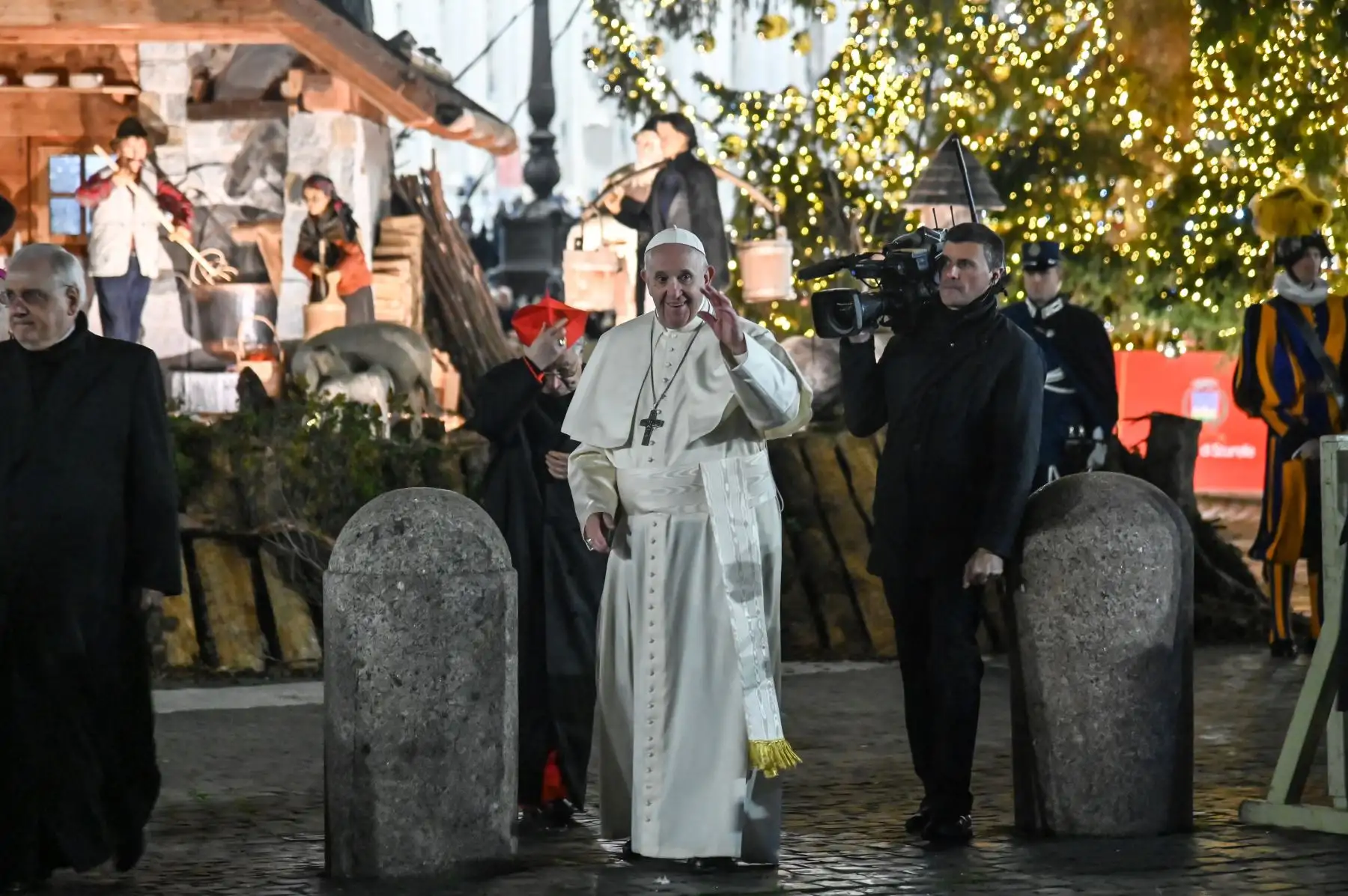El Papa Francisco saluda a los fieles cuando visita la escena de la Natividad en la Plaza de San Pedro, después de la oración 