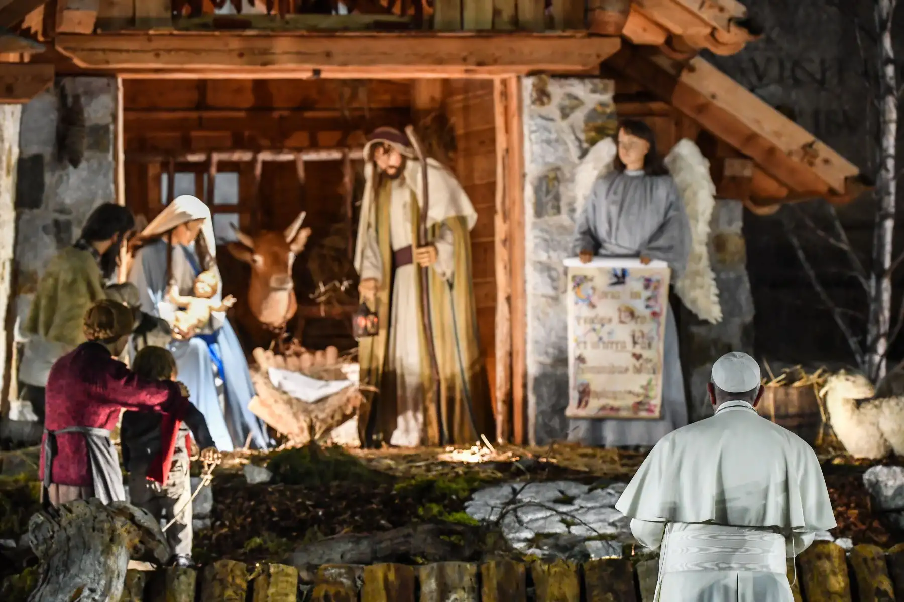 El Papa Francisco mira la escena de la Natividad en la Plaza de San Pedro, luego de la oración 