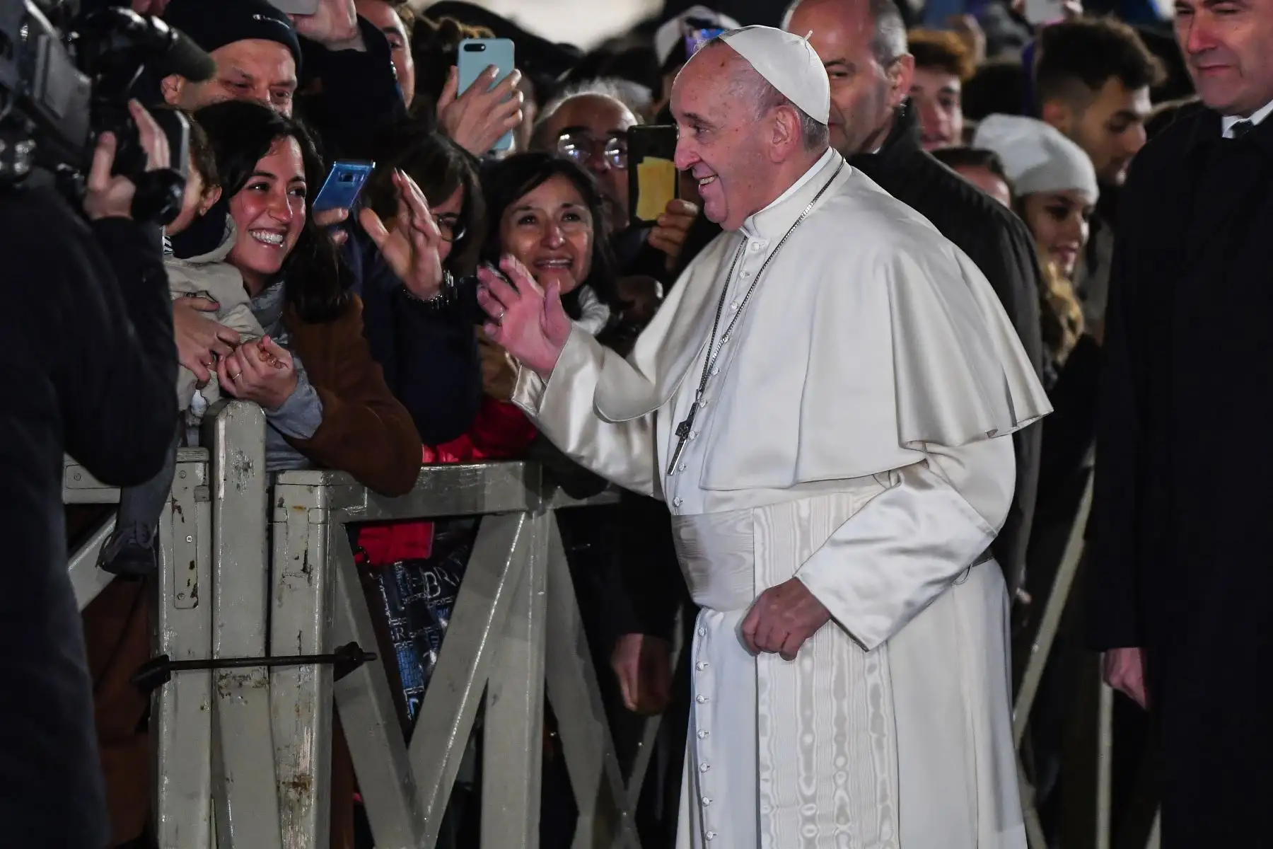 El Papa Francisco saluda a los fieles cuando visita el Belén en la Plaza de San Pedro, luego de la oración 