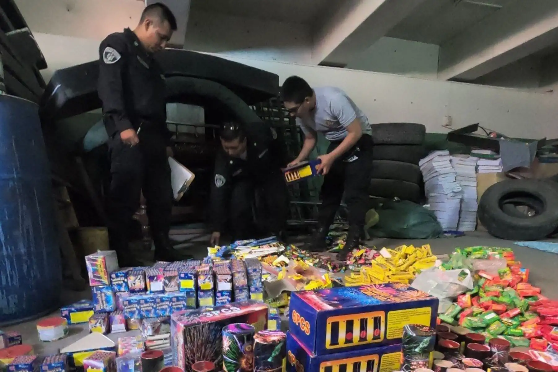 Autoridades de la región Arequipa decomisaron 50 kilos de productos pirotécnicos que se comercializaban ilegalmente en la plataforma Andrés Avelino Cáceres, lo que ponía en riesgo la integridad de la población que acude a comprar a esta zona y la de los propios comerciantes.