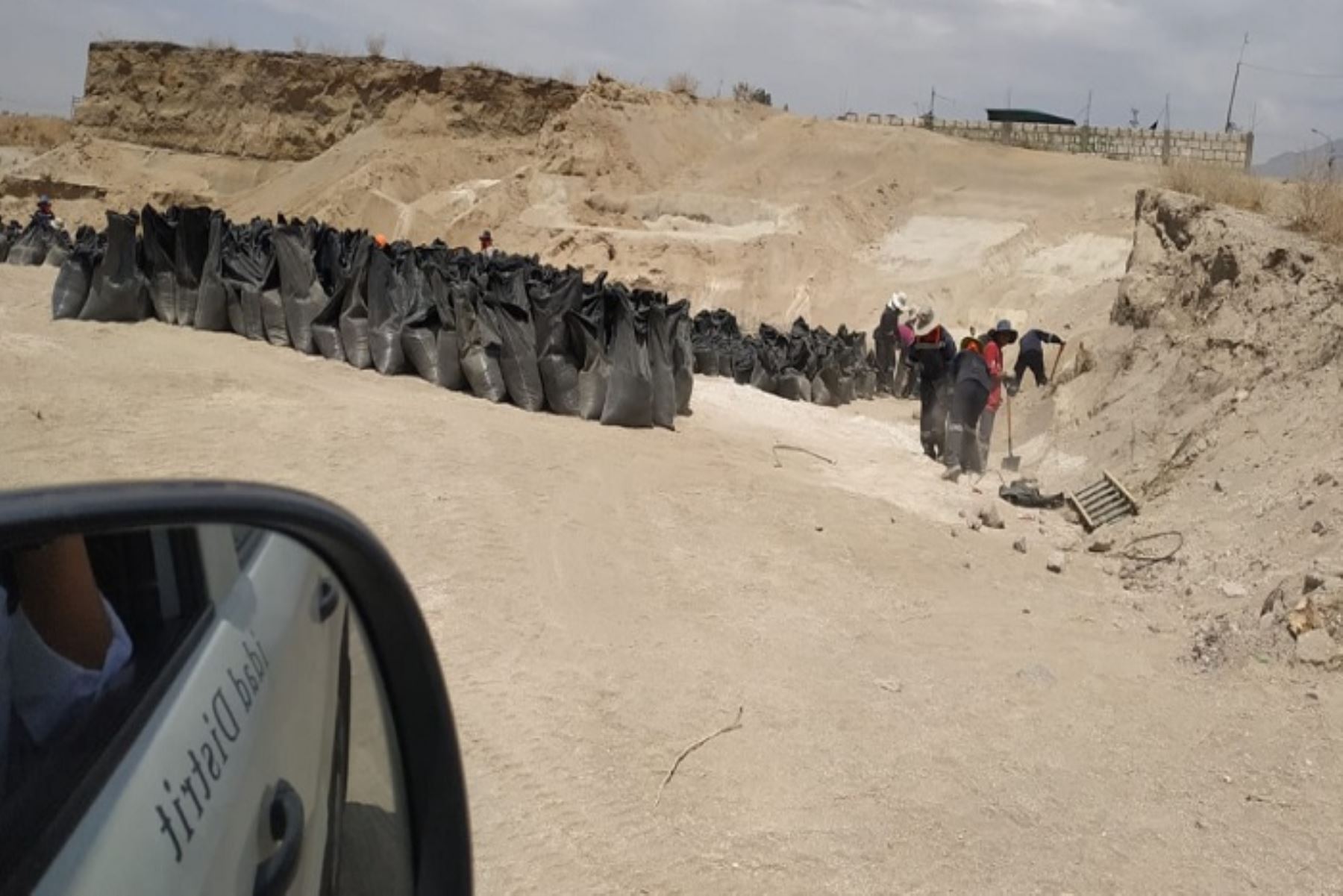 Los distritos de Socabaya y Cayma, reportaron al Centro de Operaciones de Emergencia Regional (COER) Arequipa, que vienen realizando labores de colocación de sacos terreros como medida de prevención ante la temporada de lluvias.