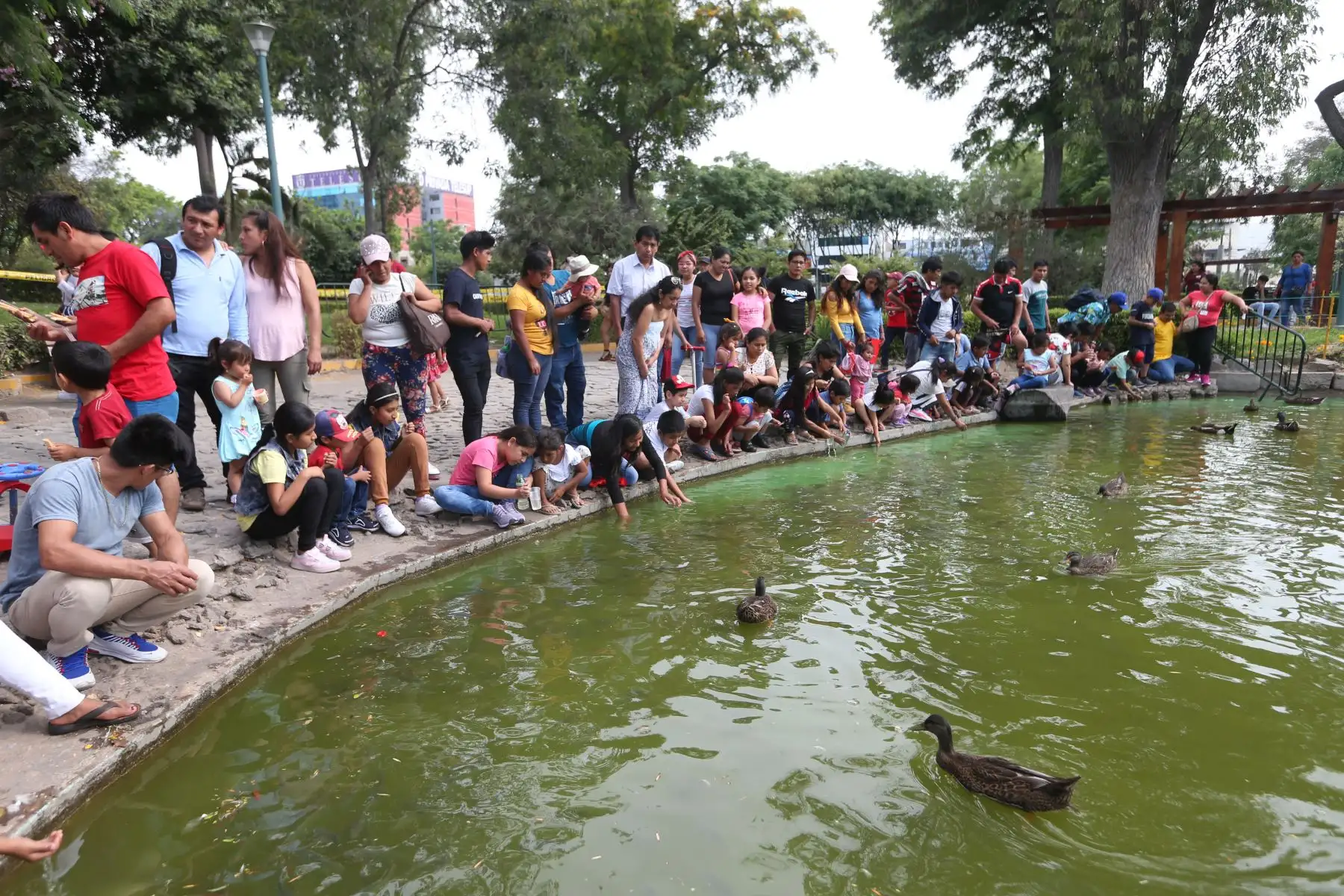 Limeños pasean en familia en parque de diversiones en el Parque de la Exposición.
Foto: ANDINA/Eddy Ramos