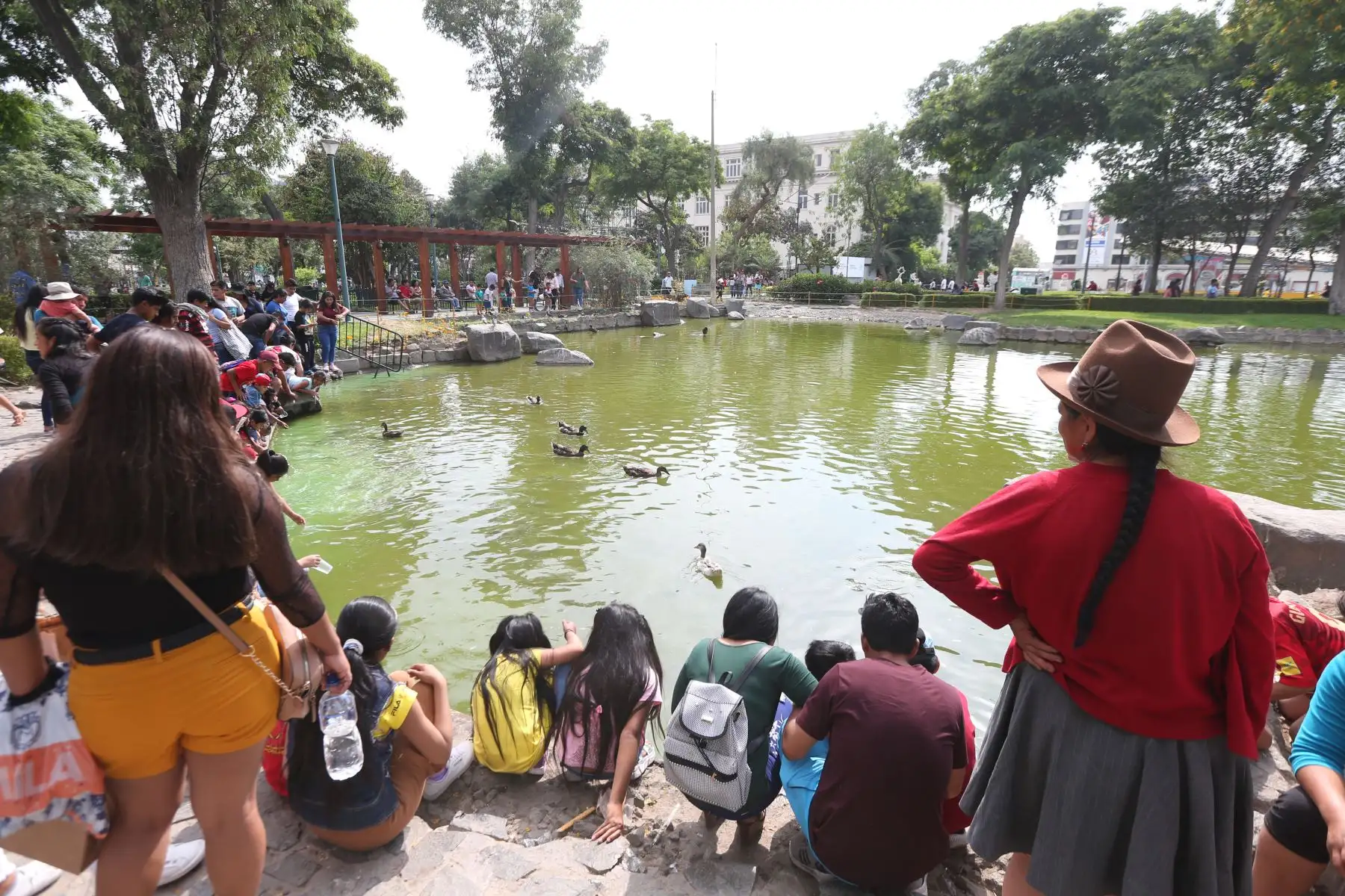 Limeños pasean en familia en parque de diversiones en el Parque de la Exposición.
Foto: ANDINA/Eddy Ramos