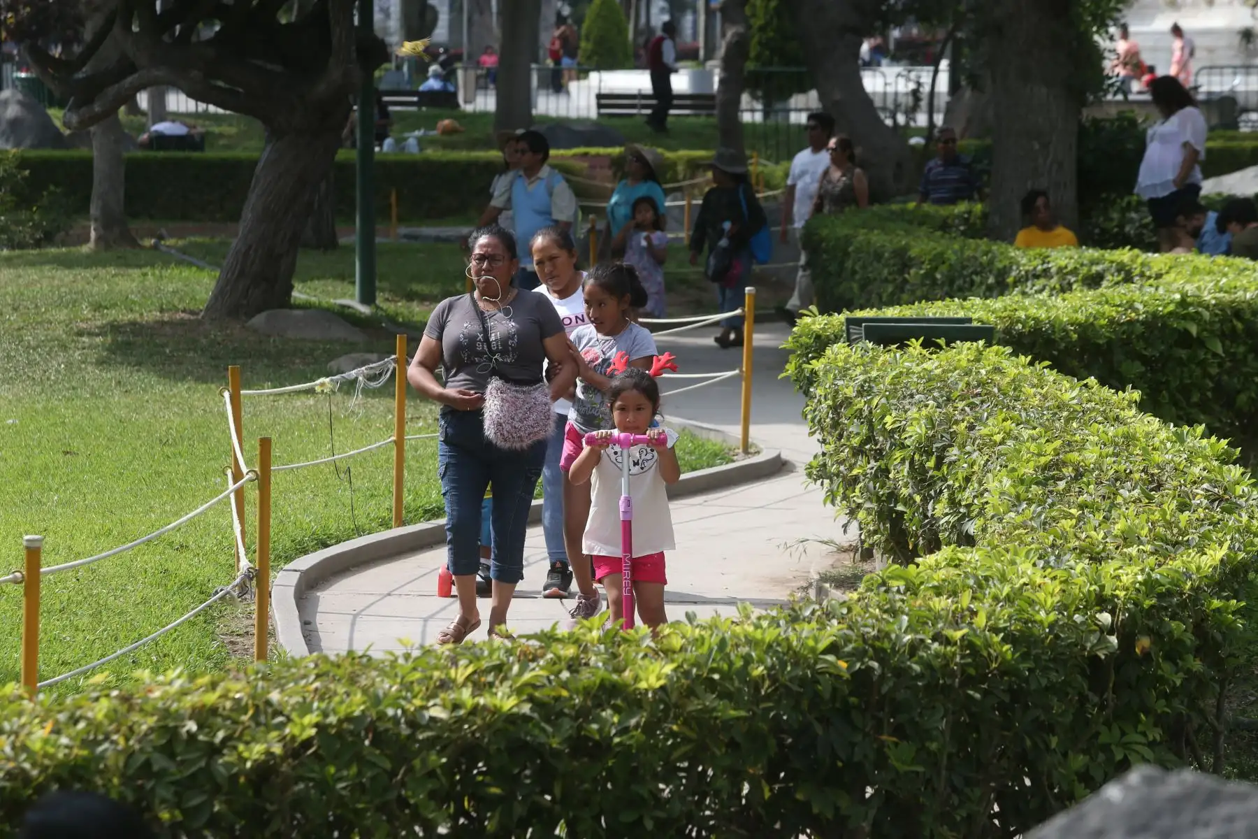 Limeños pasean en familia en parque de diversiones en el Parque de la Exposición.
Foto: ANDINA/Eddy Ramos