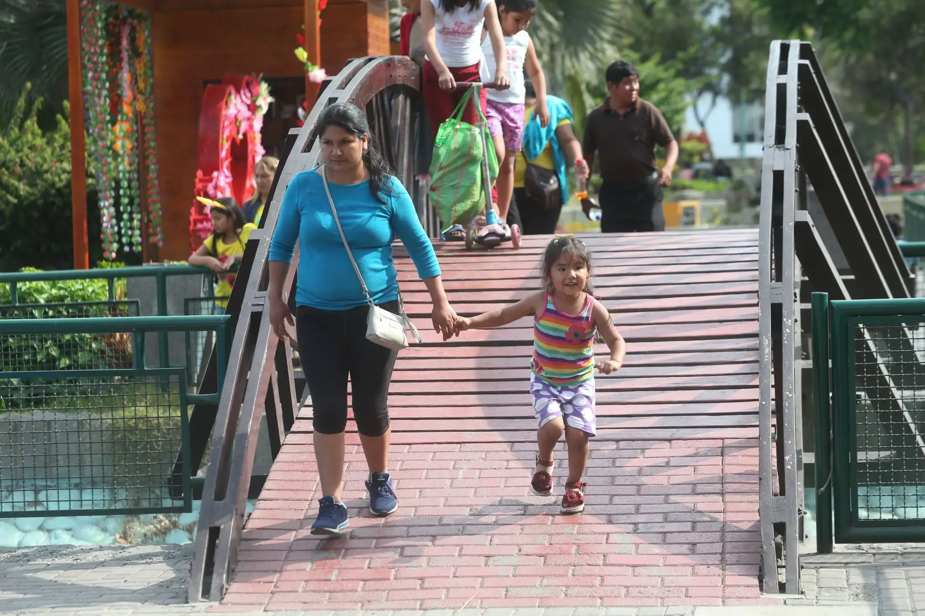 Limeños pasean en familia en parque de diversiones en el Parque de la Exposición.
Foto: ANDINA/Eddy Ramos