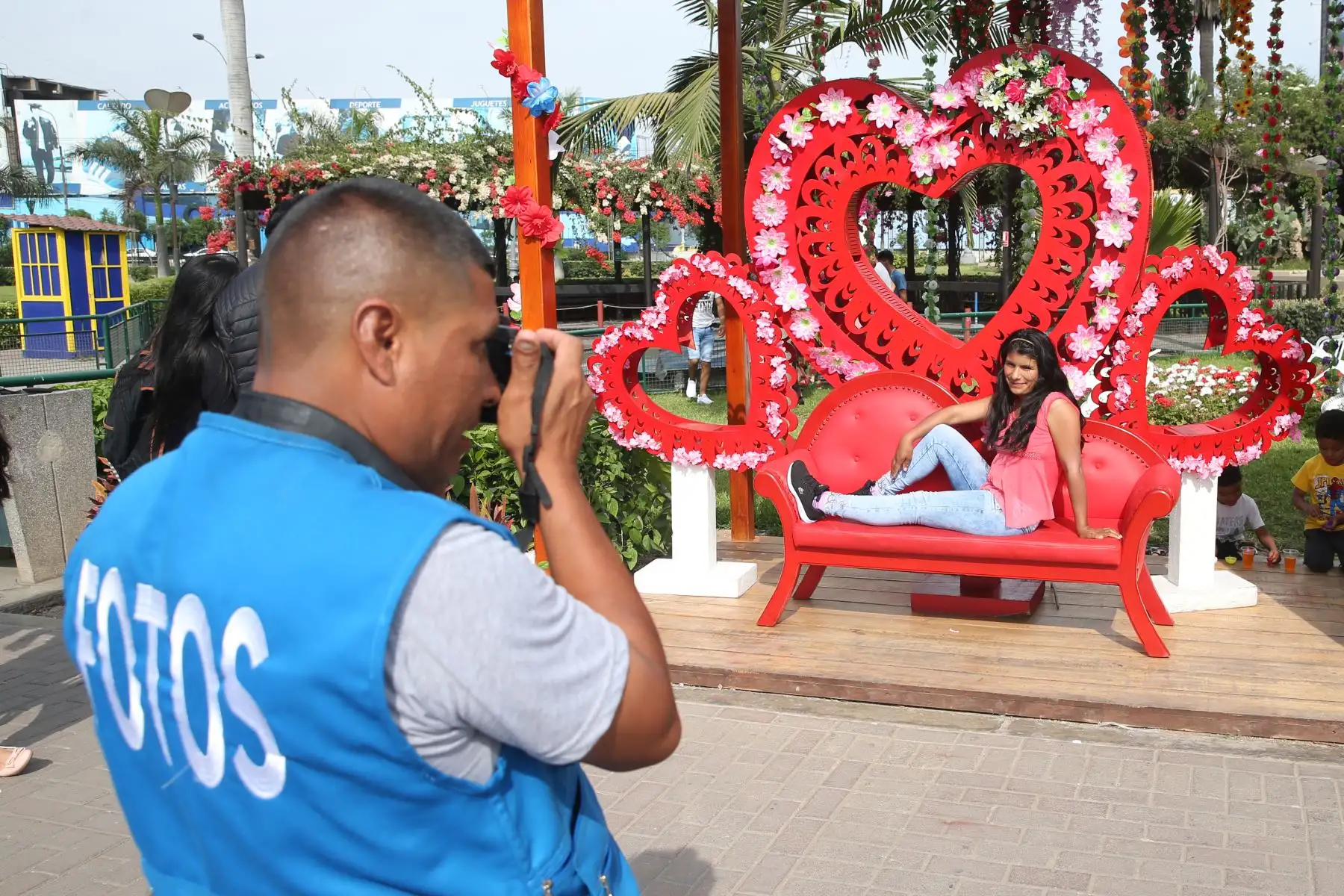 Limeños pasean en familia en parque de diversiones en el Parque de la Exposición.
Foto: ANDINA/Eddy Ramos