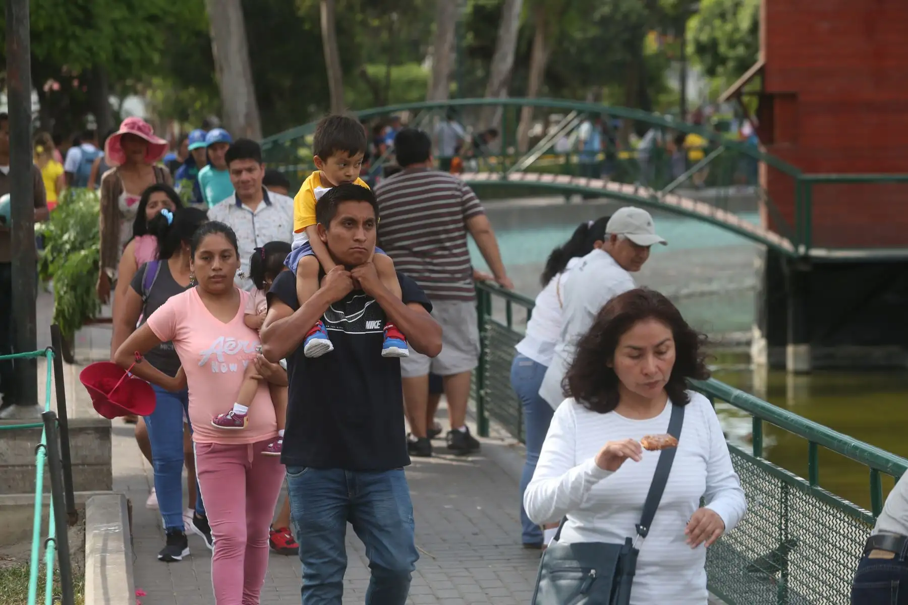 Limeños pasean en familia en parque de diversiones en el Parque de la Exposición.
Foto: ANDINA/Eddy Ramos