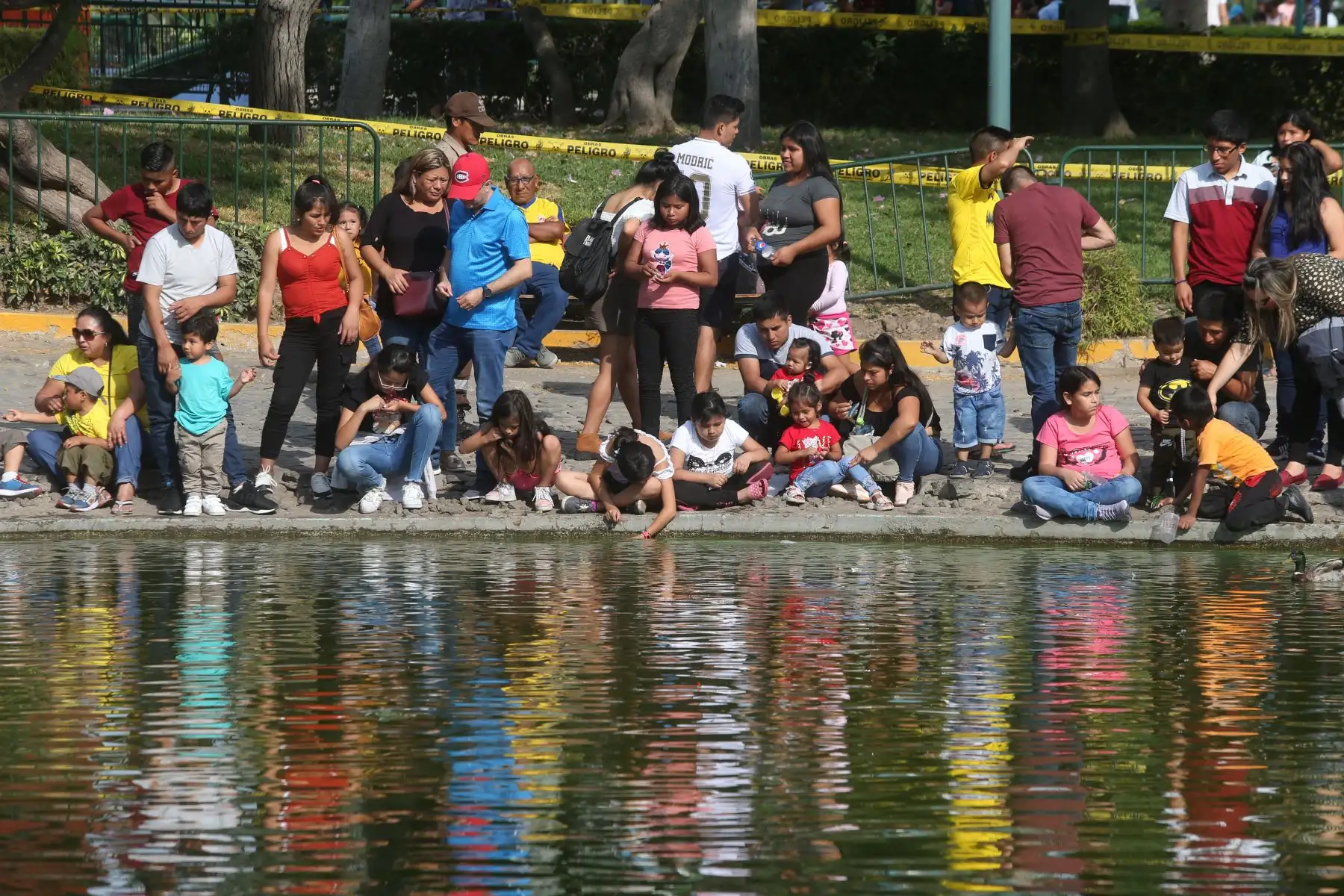 Limeños pasean en familia en parque de diversiones en el Parque de la Exposición.
Foto: ANDINA/Eddy Ramos