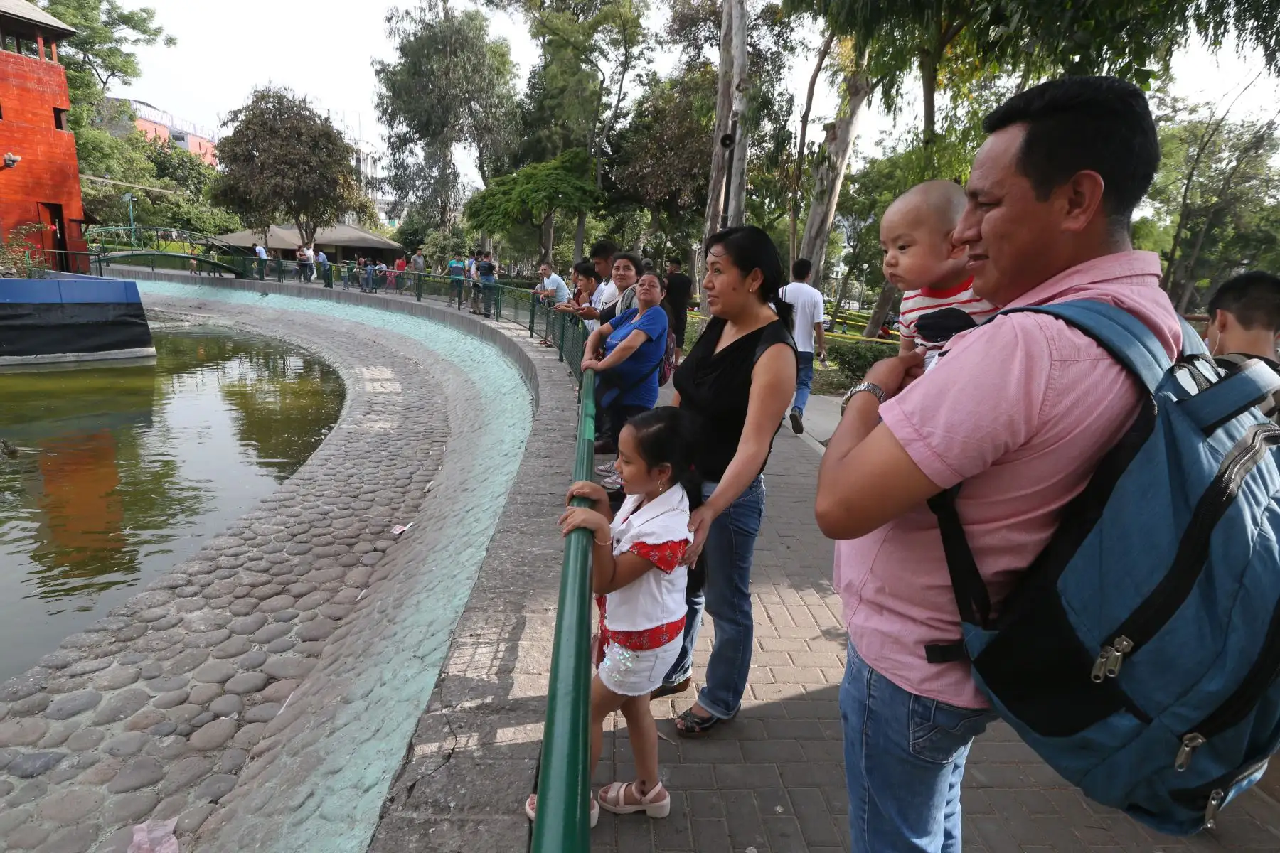 Limeños pasean en familia en parque de diversiones en el Parque de la Exposición.
Foto: ANDINA/Eddy Ramos