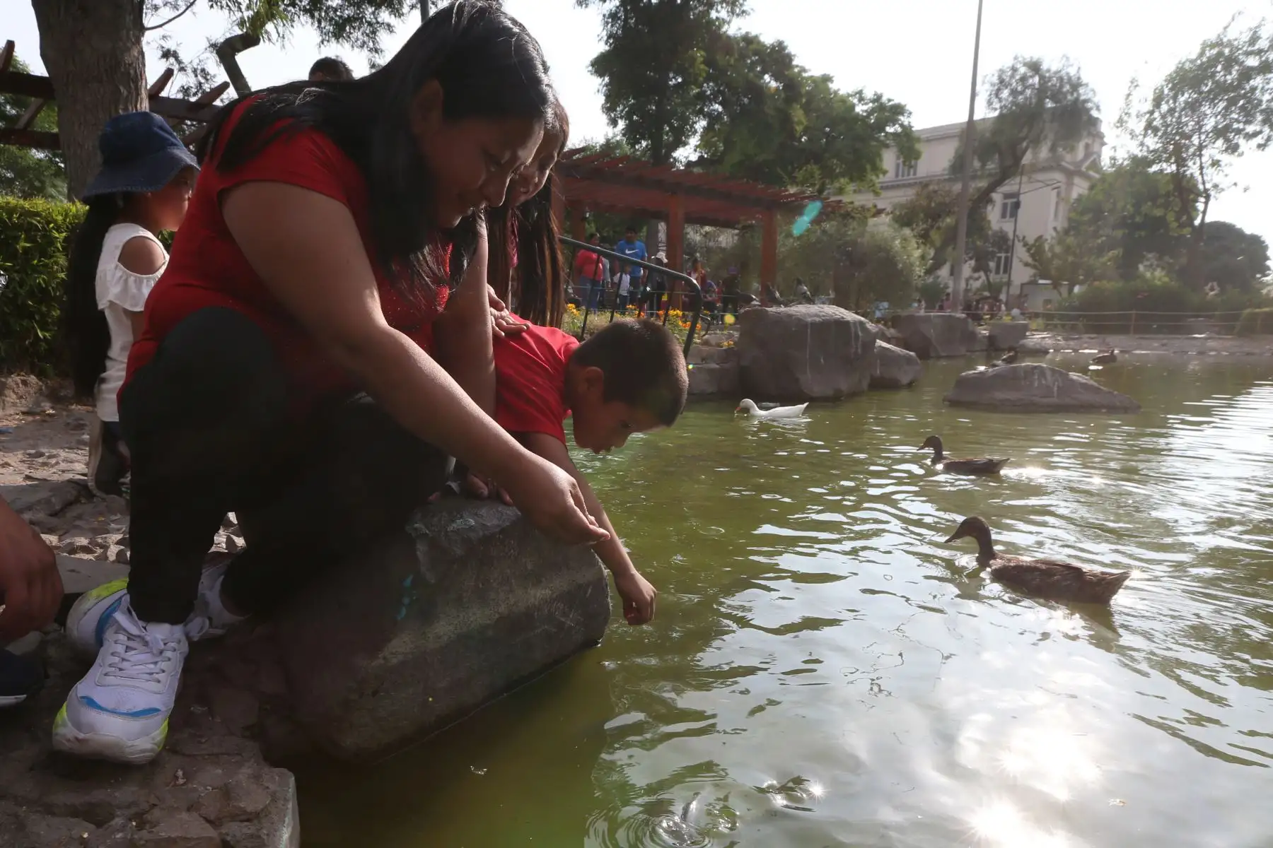 Limeños pasean en familia en parque de diversiones en el Parque de la Exposición.
Foto: ANDINA/Eddy Ramos