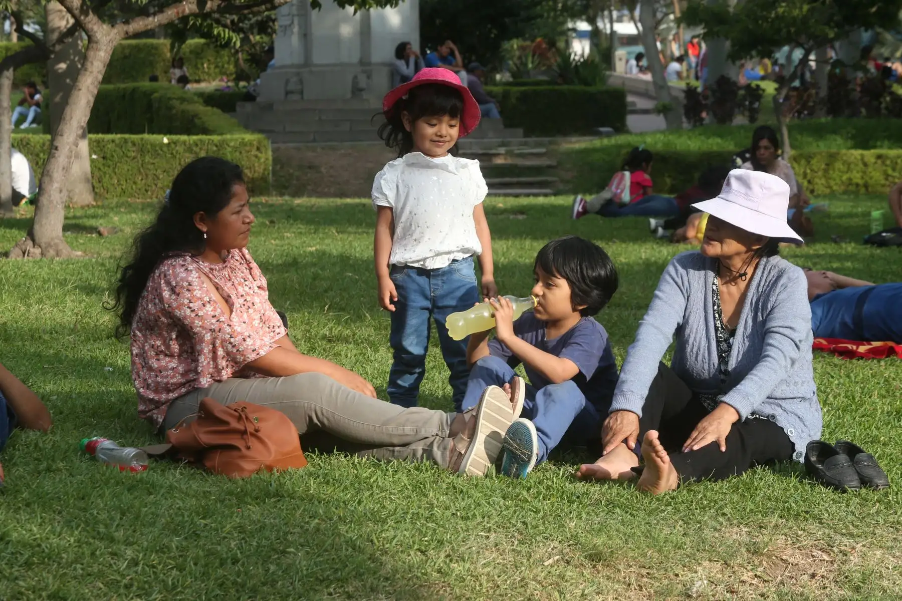 Limeños pasean en familia en parque de diversiones en el Parque de la Exposición.
Foto: ANDINA/Eddy Ramos