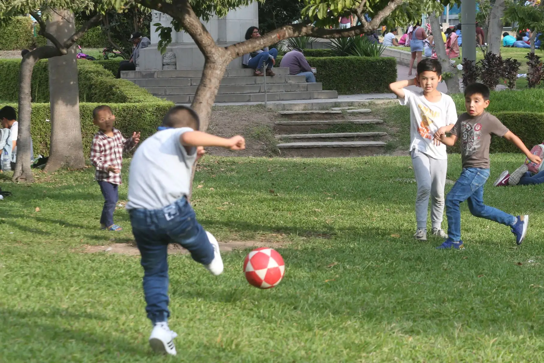 Limeños pasean en familia en parque de diversiones en el Parque de la Exposición.
Foto: ANDINA/Eddy Ramos