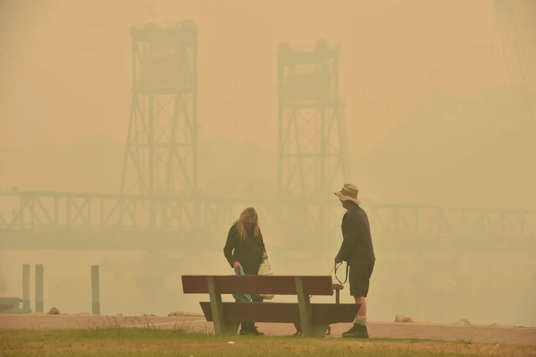 Se realizó una operación importante para mover a personas varadas en ciudades costeras devastadas por el fuego en Australia.
Foto: AFP