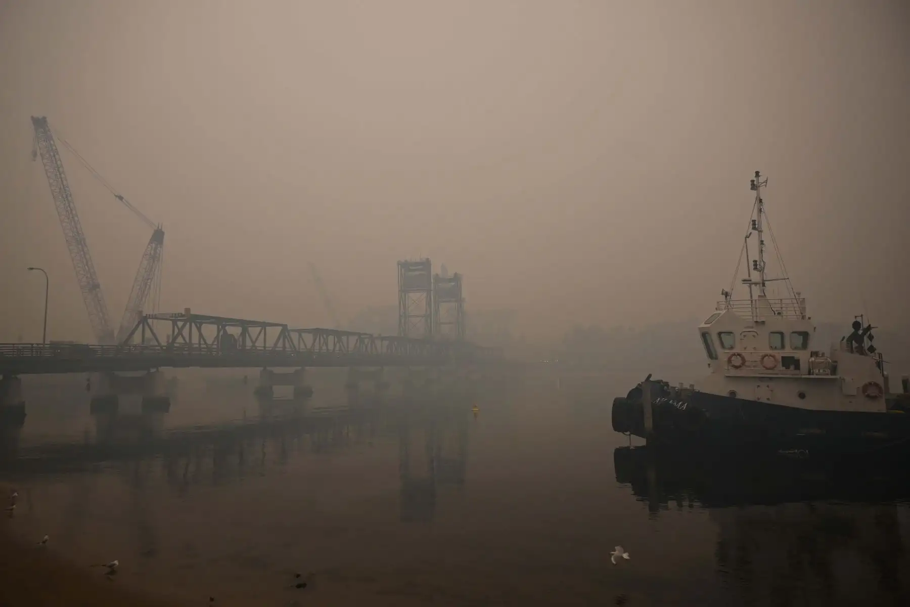 El denso humo de los incendios forestales se cierne sobre el puente de Batemans Bay mientras los autos se alinean para salir de la ciudad de Nueva Gales del Sur para dirigirse hacia el norte.
Foto: AFP