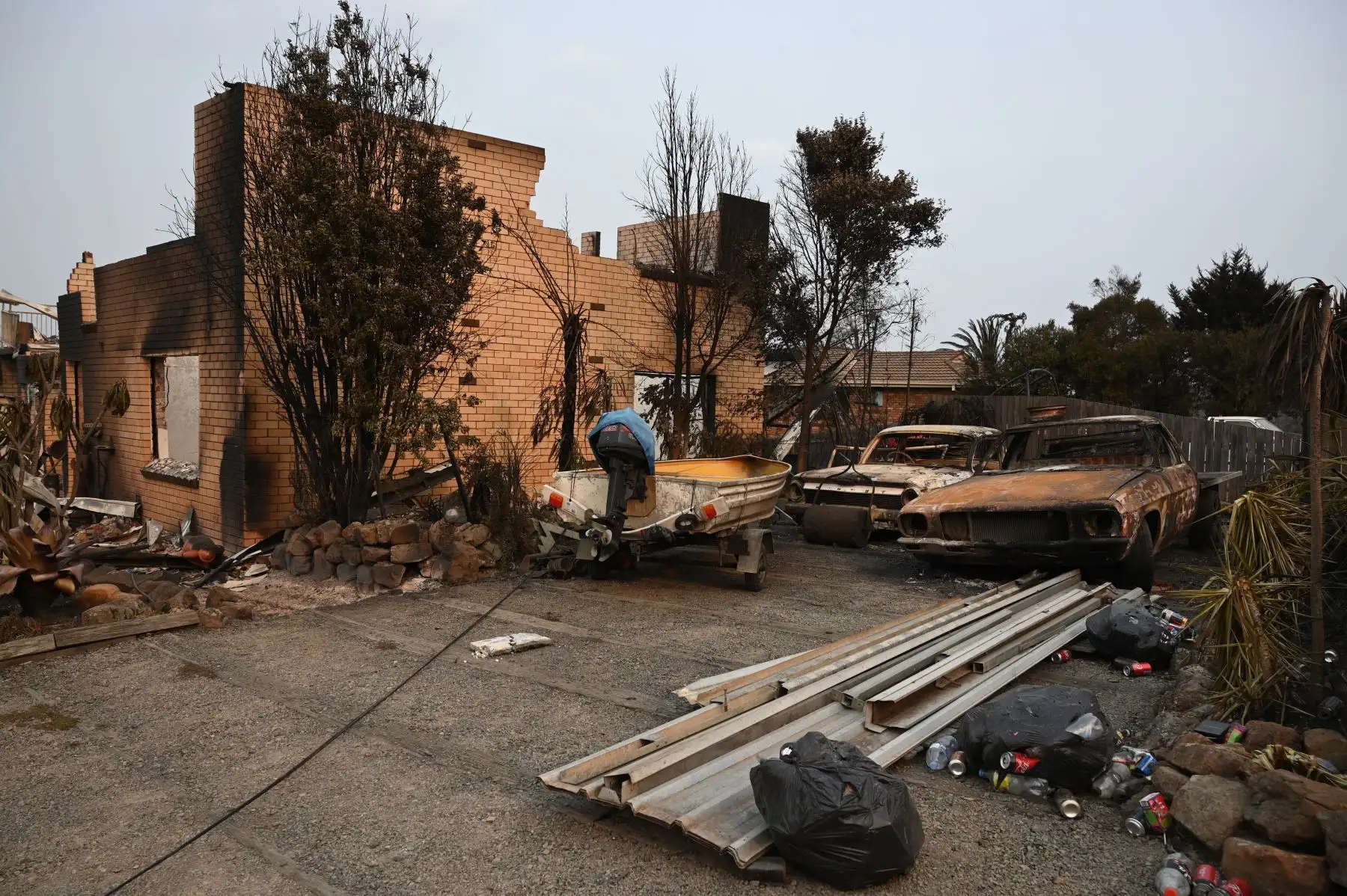 Una casa y vehículos arrasados ​​por incendios forestales se ven en la ciudad de Lake Conjola en Nueva Gales del Sur .
Foto: AFP