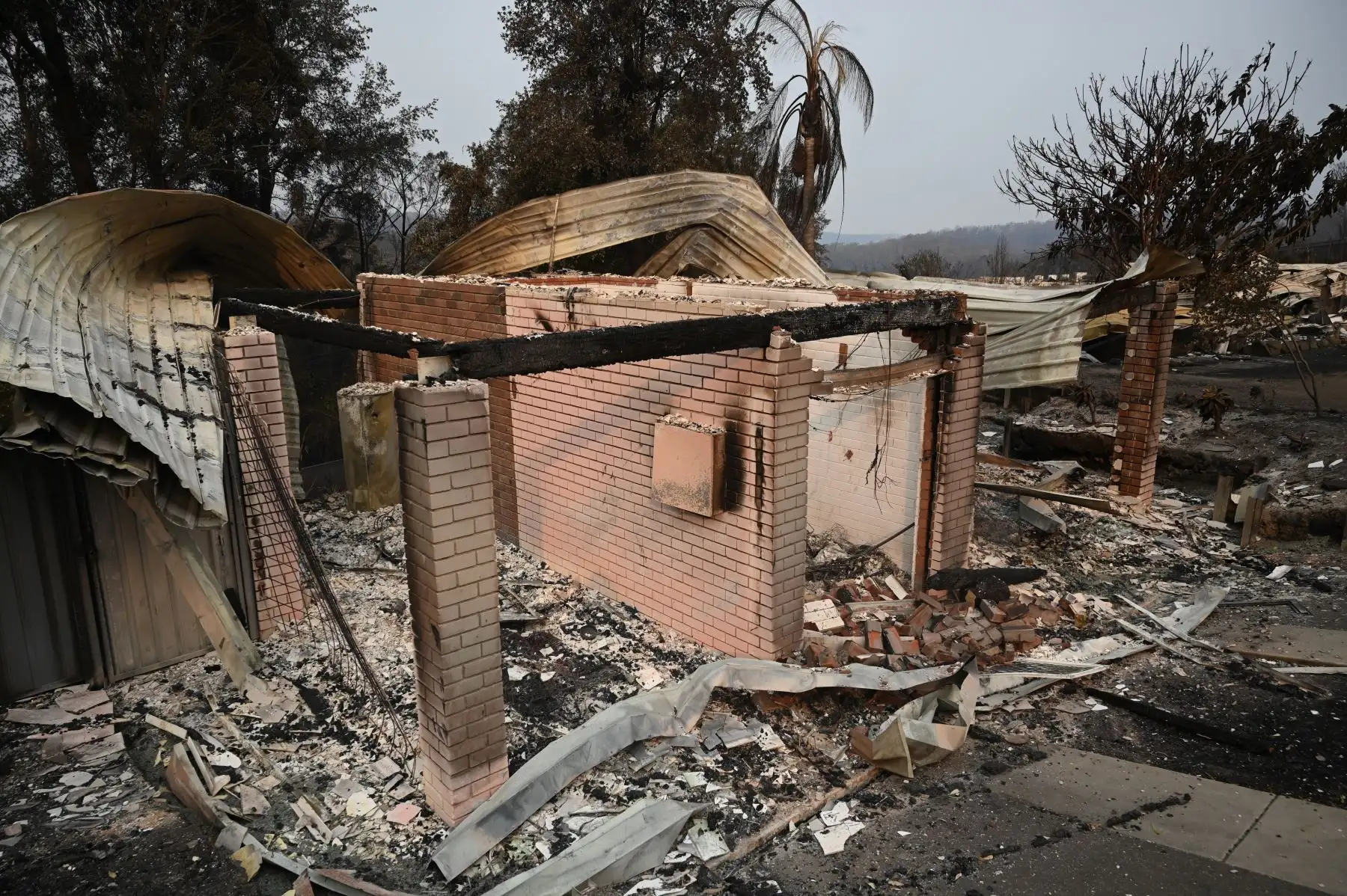 Una casa y vehículos arrasados ​​por incendios forestales se ven en la ciudad de Lake Conjola en Nueva Gales del Sur.
Foto: AFP