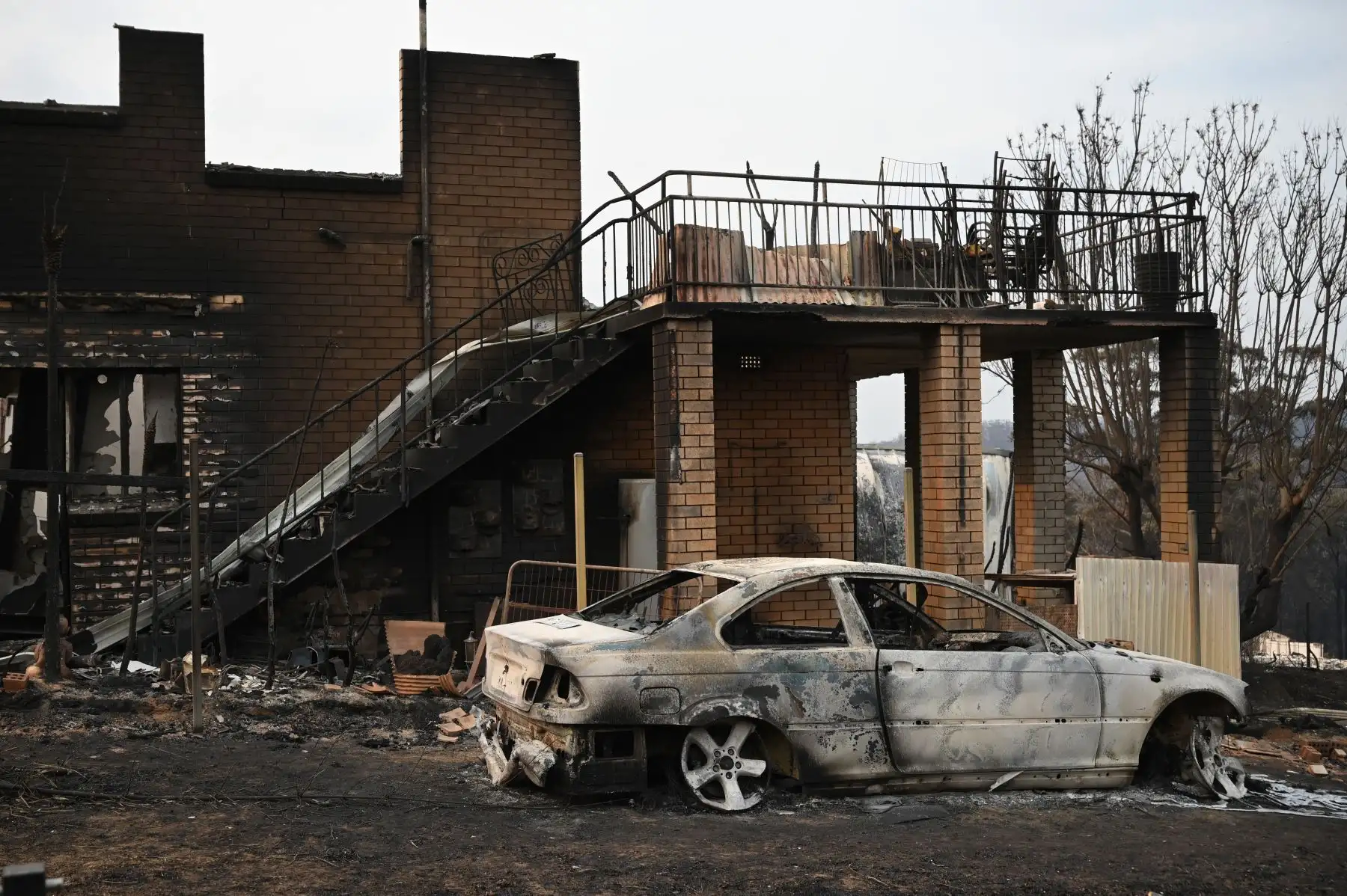 Una casa y vehículos arrasados ​​por incendios forestales se ven en la ciudad de Lake Conjola en Nueva Gales del Sur .
Foto: AFP
