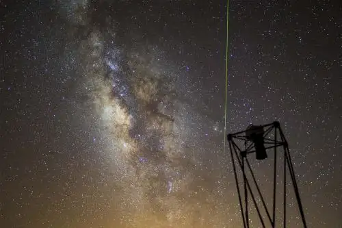Perseida observada desde el Observatorio del Teide (Tenerife, Islas Canarias, España) la madrugada del día 11 de agosto de 2019. El telescopio que se observa en primer plano es el TAR1 y en vertical la Vïa Láctea. Foto: StarryEarth