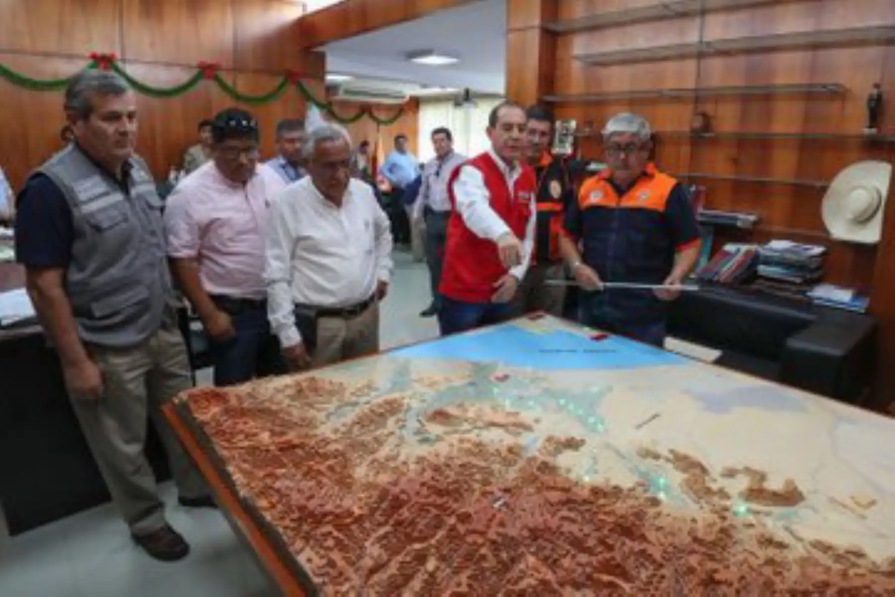 El ministro de Defensa, Walter Martos Ruíz, llegó hoy a la región Lambayeque a fin de supervisar y coordinar con las autoridades regionales y locales las acciones de prevención y respuesta ante la temporada de lluvias.