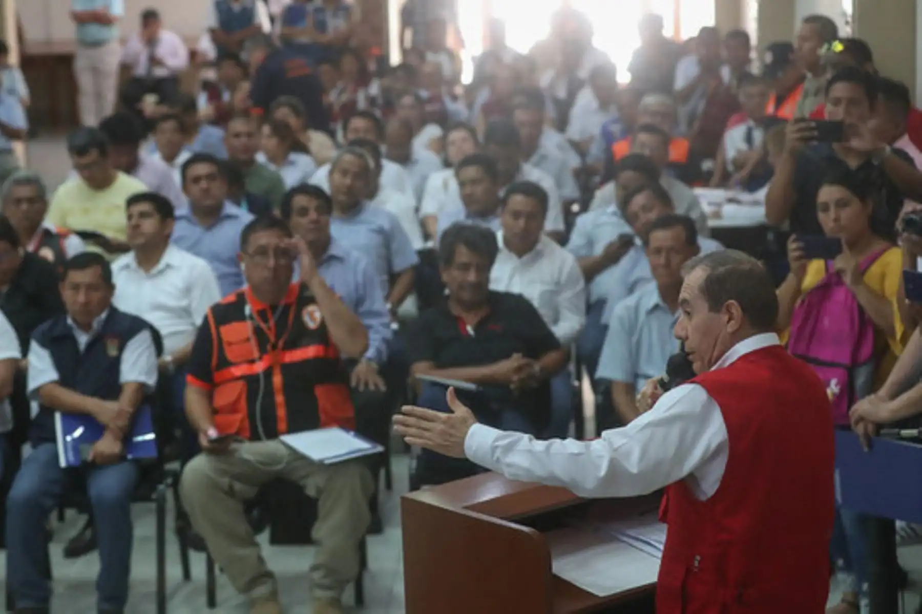 El ministro de Defensa, Walter Martos, invocó a todas las autoridades regionales y locales a identificar los puntos críticos y vulnerables, así como elaborar sus respectivos planes de contingencia.