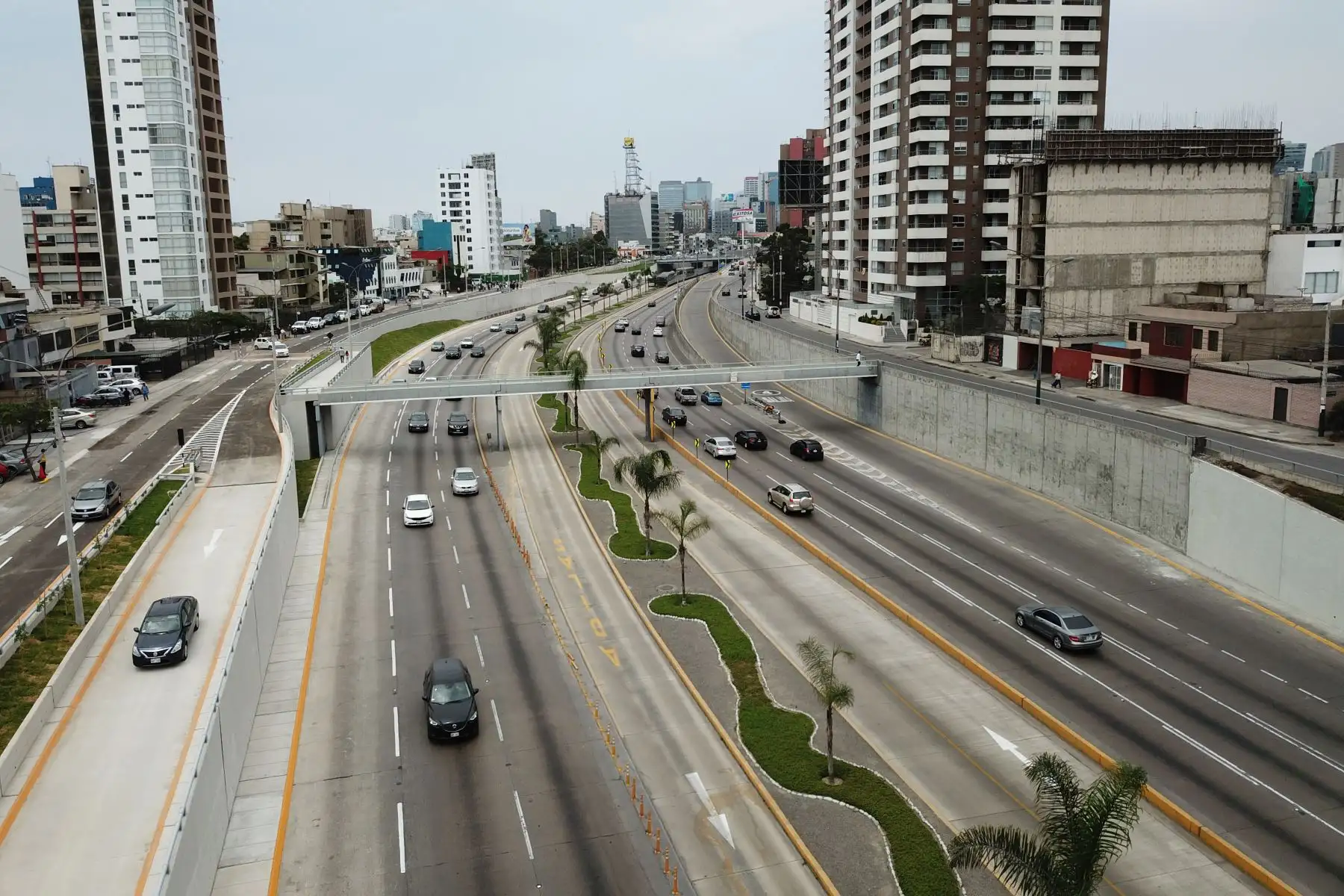 El nuevo tramo comprende dos rampas, la ampliación de dos a tres carriles y cuya inversión fue de más de 13 millones de soles.

Foto: ANDINA/Juan Carlos Guzmán Negrini.