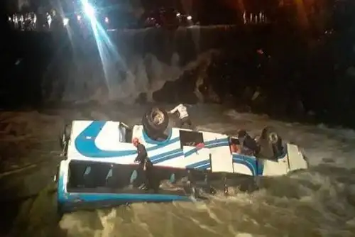 Puno: bus cae a río y deja un muerto y más de 40 heridos en Sandia