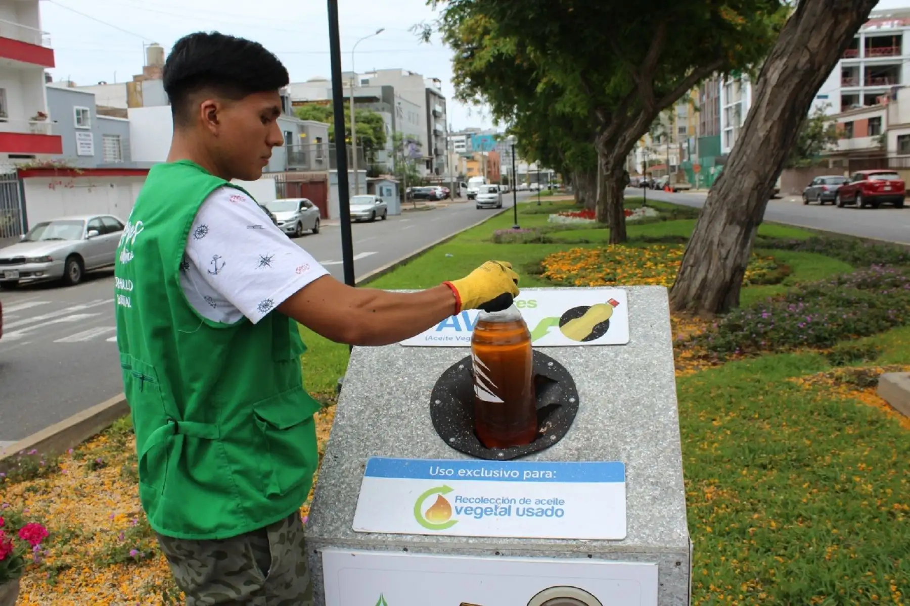 Manejo de residuos de aceite vegetal usado en el municipio de Miraflores. Foto: Difusión.