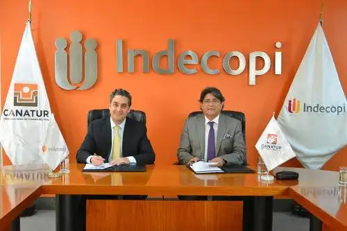 Presidente del Consejo Directivo del Indecopi, Ivo Gagliuffi, y presidente del Consejo Directivo de la Cámara Nacional de Turismo (Canatur), Carlos Canales, suscriben convenio para brindar información y orientación mediante servicio "Aló Turista".