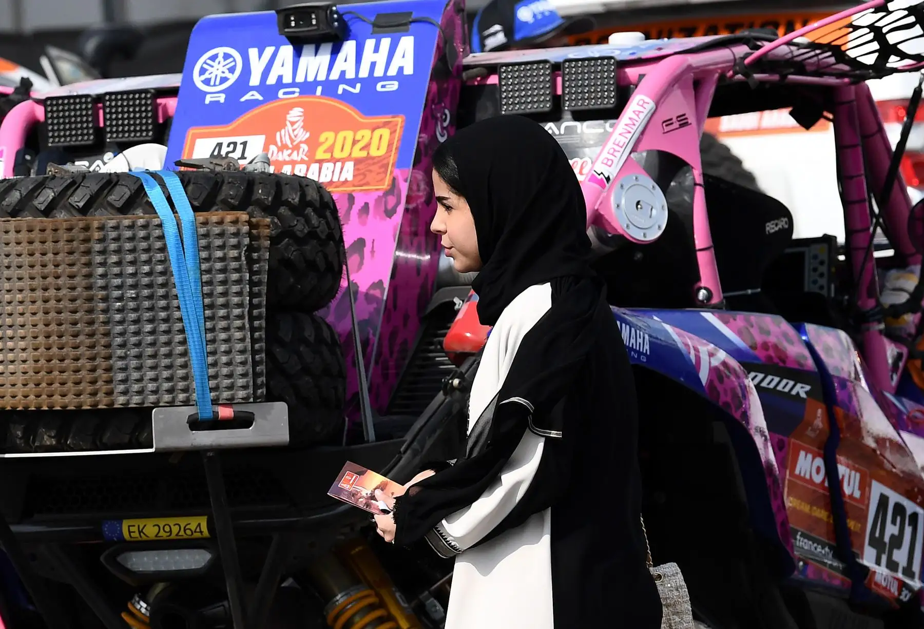 Una mujer pasa junto a un automóvil durante un chequeo técnico en Jeddah, antes del Rally Dakar 2020, que este año tendrá lugar en Arabia Saudita.
Foto: AFP