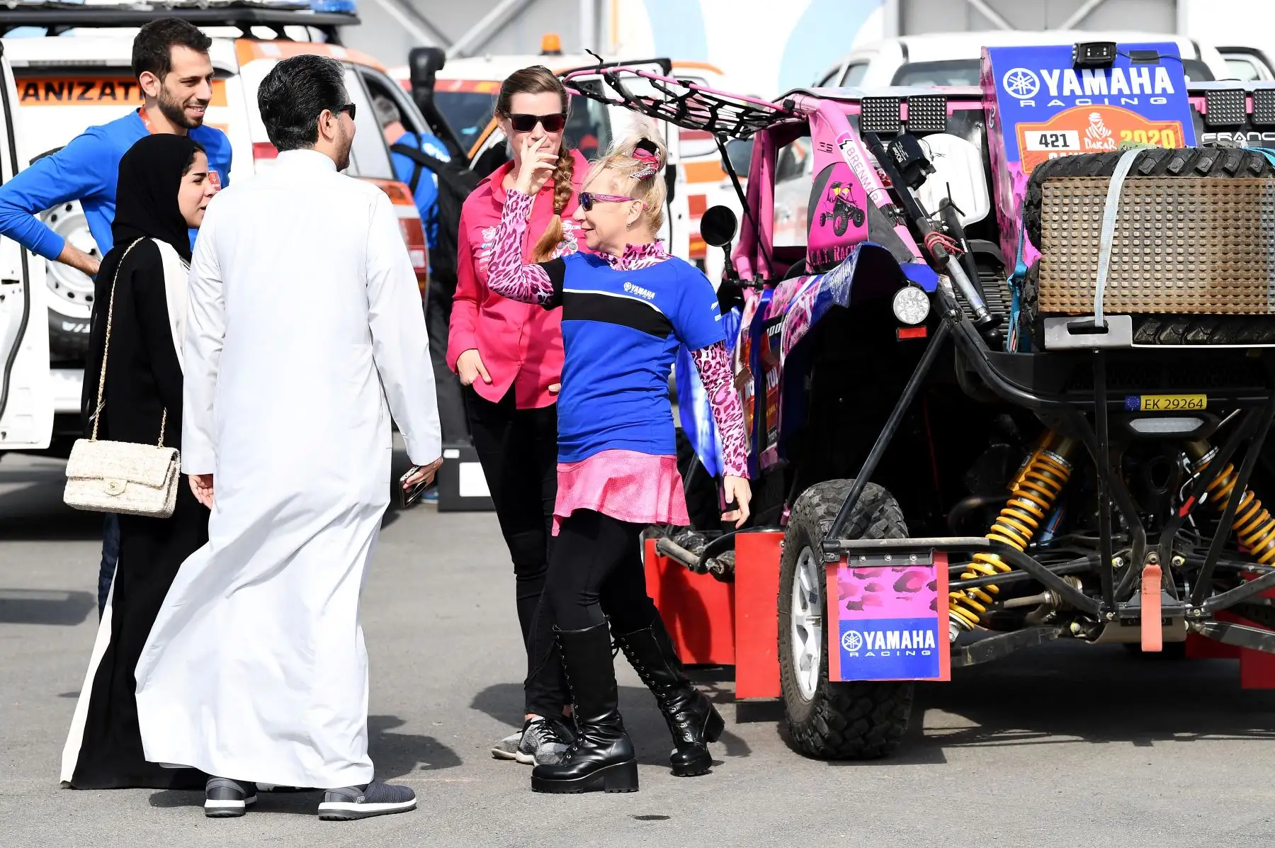 La piloto italiana de SSV Camelia Liparoti  está a punto de estrecharle la mano a una mujer local  durante un chequeo técnico en Jeddah, antes del Rally Dakar 2020, que este año tendrá lugar en Arabia Saudita.
Foto: AFP