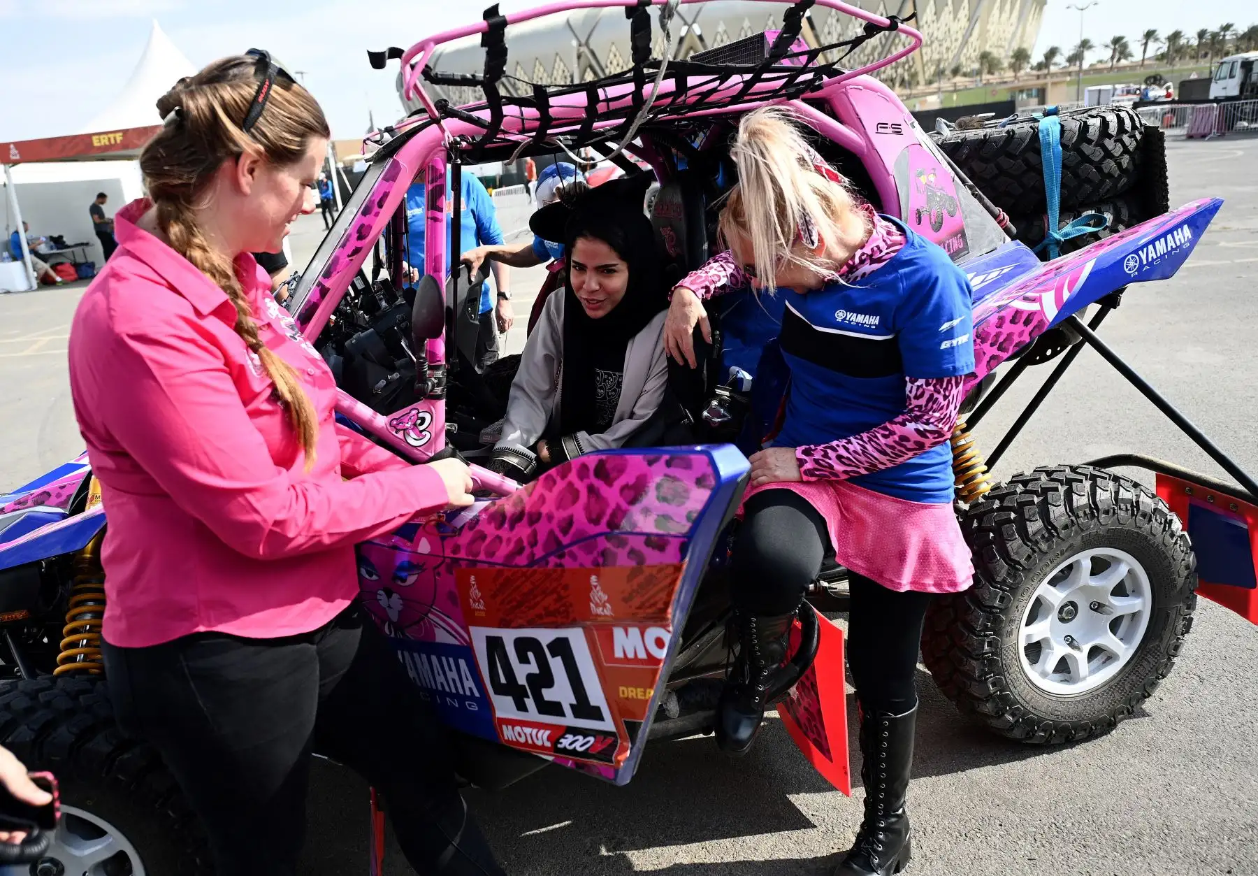 Una mujer aparece en el interior del automóvil de la conductora italiana Camelia Liparoti durante un chequeo técnico en Jeddah, antes del Rally Dakar 2020, que este año tendrá lugar en Arabia Saudita.
Foto: AFP