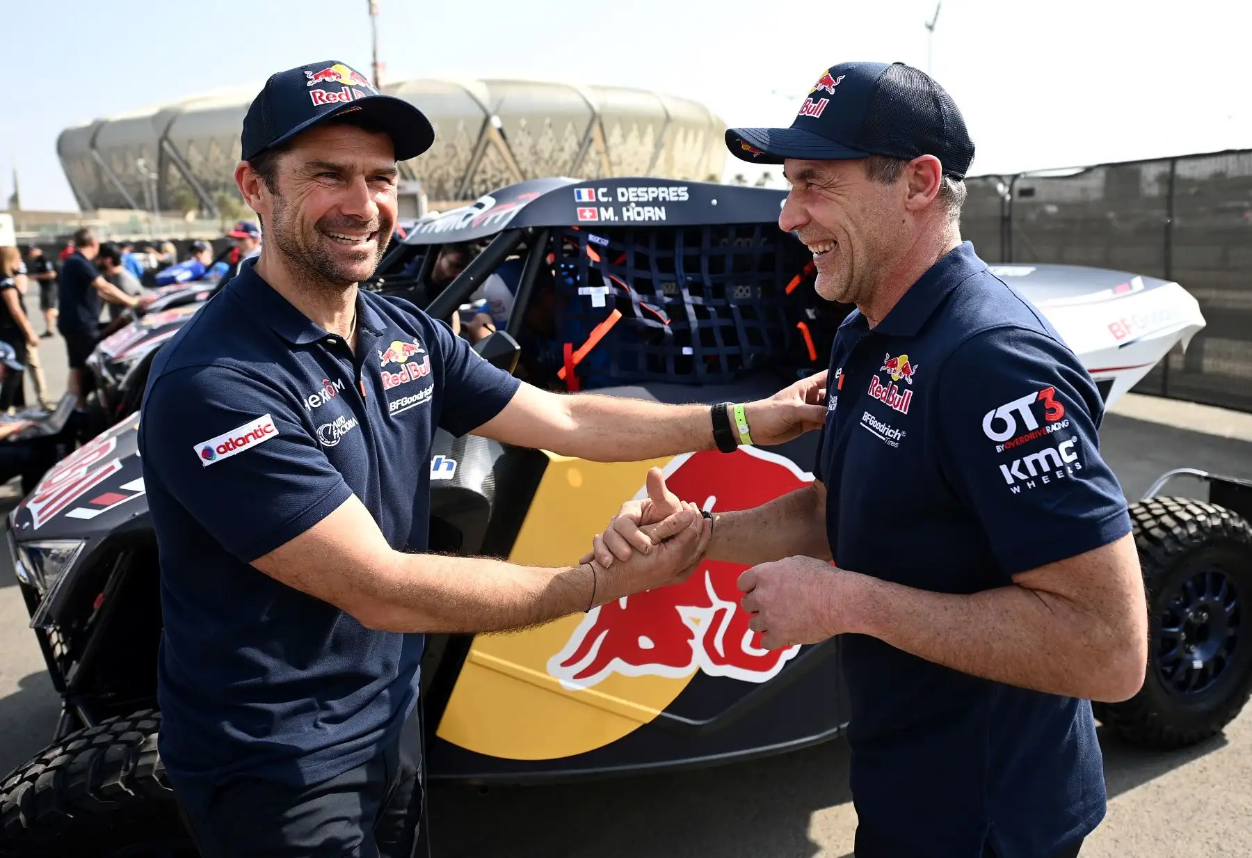 El piloto de SSV, Cyril Despres, se da la mano con el copiloto explorador y aventurero sudafricano-suizo Mike Horn durante un chequeo técnico en Jeddah,  antes del Rally Dakar 2020, que este año tendrá lugar lugar en Arabia Saudita .
Foto: AFP