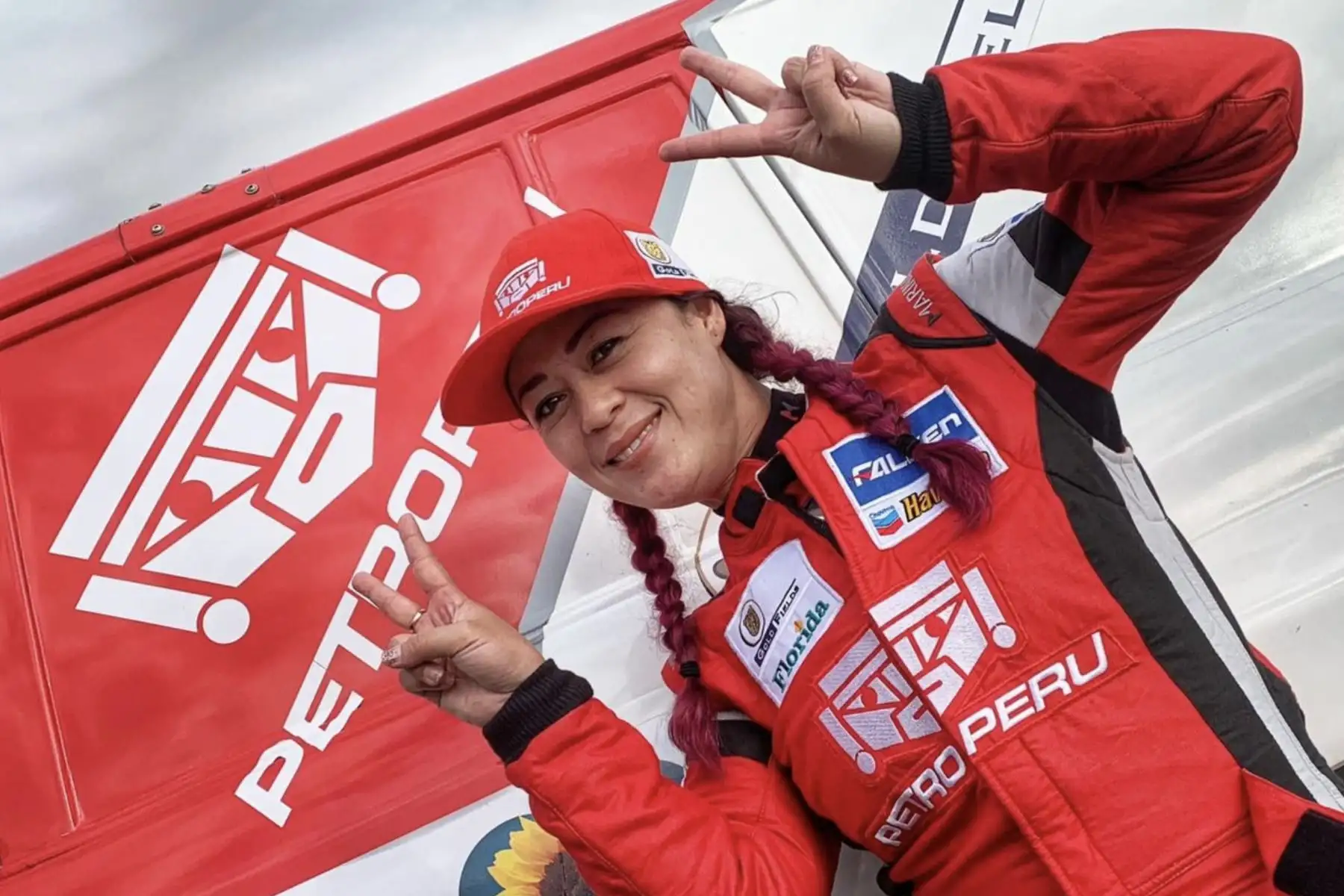 Piloto peruana Fernando Cano sube al podio de salida, para su presentación previo al inicio del Dakar 2020. 
Foto: Facebook Dakar