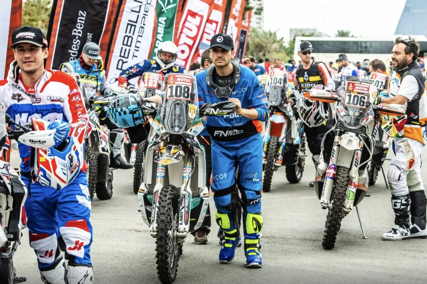 Pilotos suben al podio de salida, para su presentación previo al inicio del Dakar 2020. 
Foto: Facebook Dakar