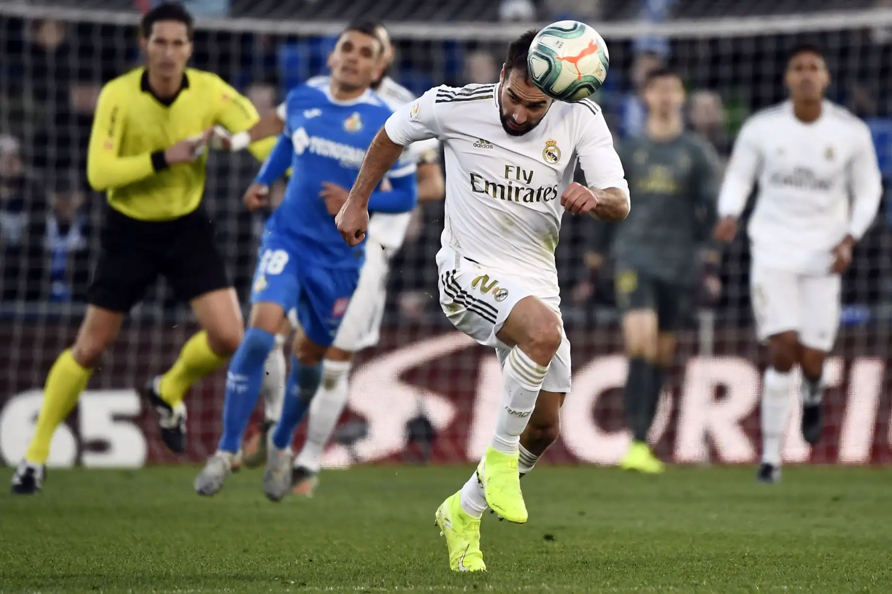 El defensor español del Real Madrid, Dani Carvajal corre con el balón durante el partido de fútbol de la liga española entre el Getafe CF y el Real Madrid.
Foto: AFP