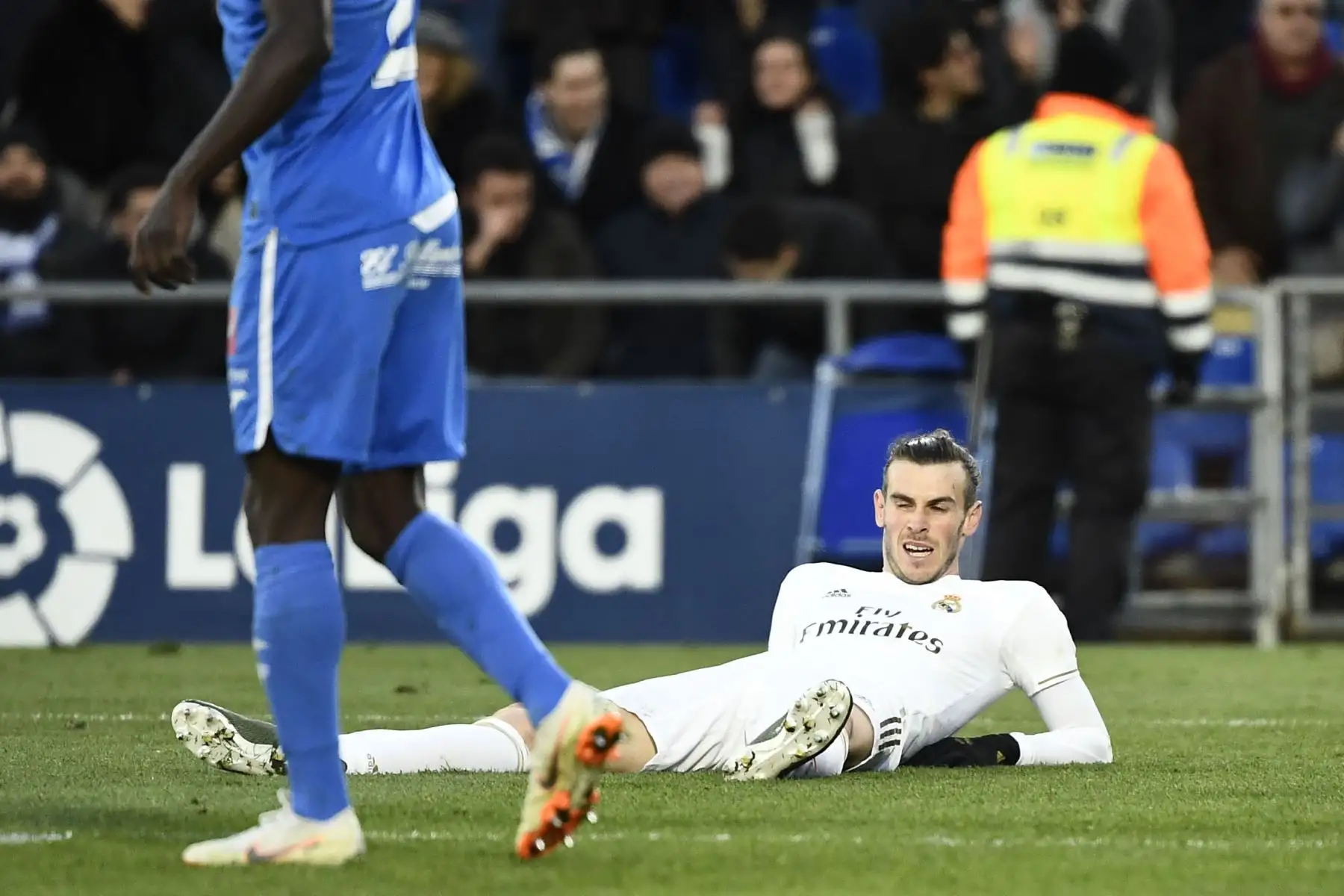 El delantero galés del Real Madrid, Gareth Bale, yace en el campo durante el partido de fútbol de la liga española entre el Getafe CF y el Real Madrid.
Foto: AFP
