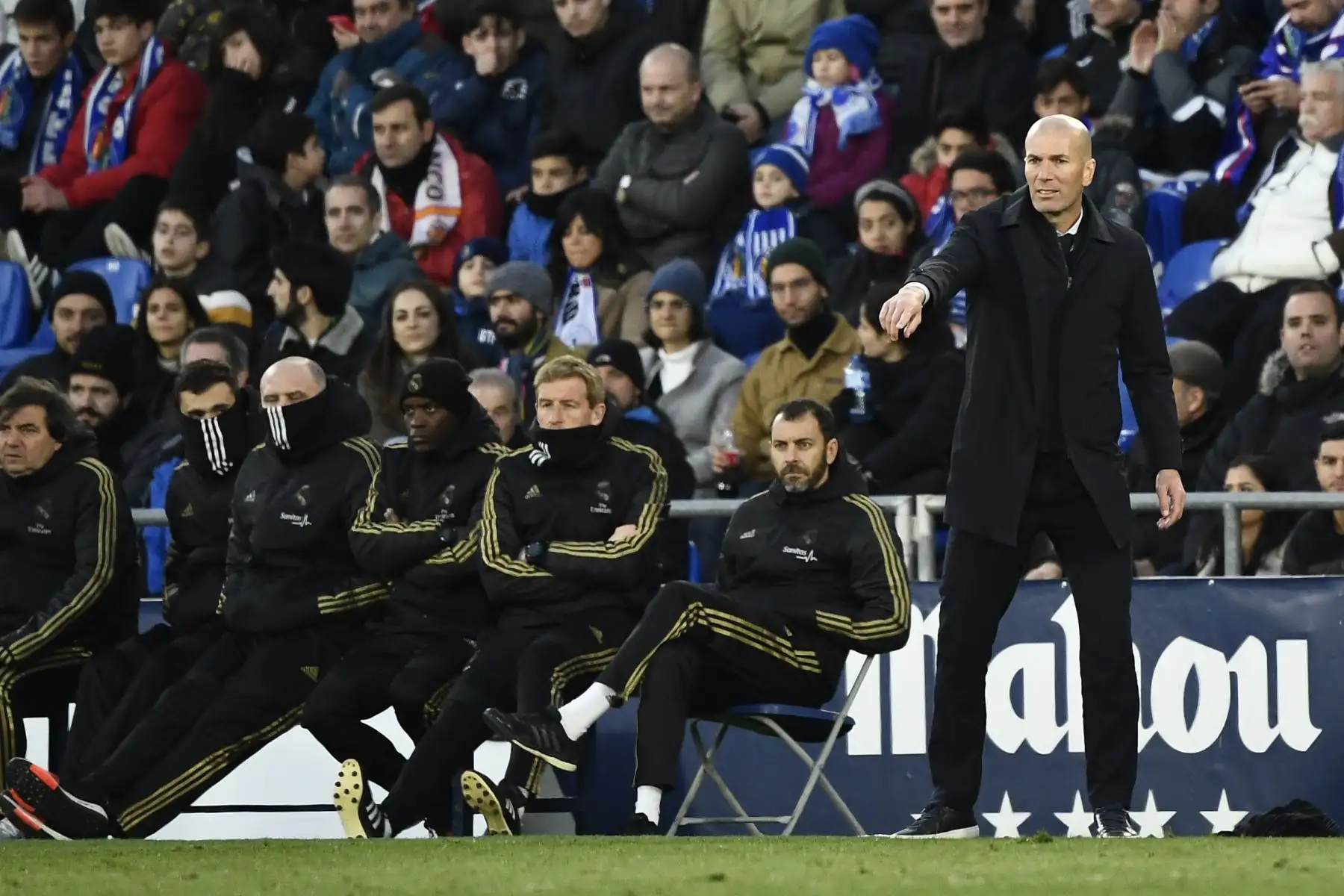 El entrenador francés del Real Madrid Zinedine Zidane hace gestos durante el partido de fútbol de la liga española entre el Getafe CF y el Real Madrid.
Foto: AFP