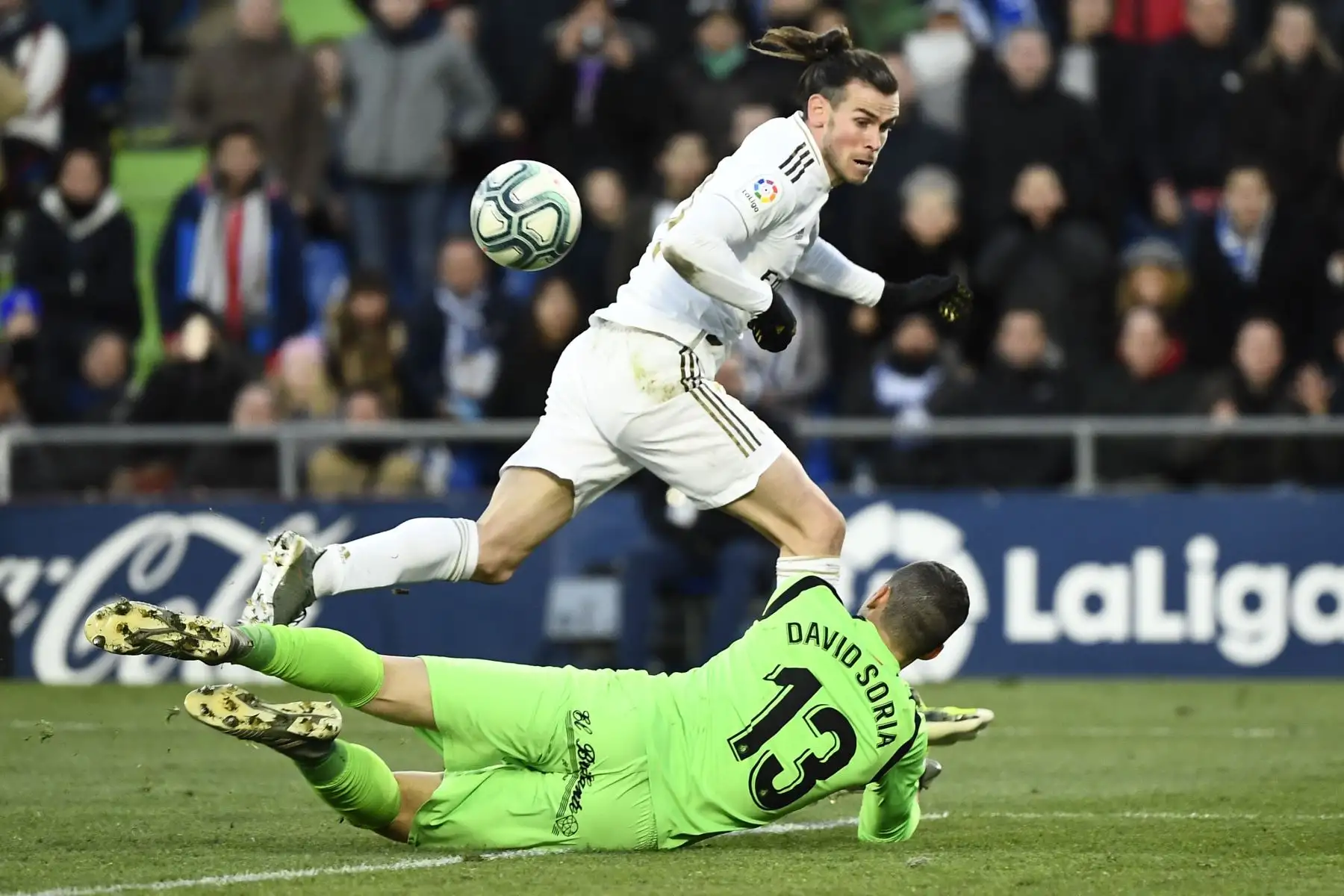 El delantero galés del Real Madrid, Gareth Bale compite con el portero español de Getafe David Soria durante el partido de fútbol de la liga española entre Getafe CF y Real Madrid CF.
Foto: AFP
