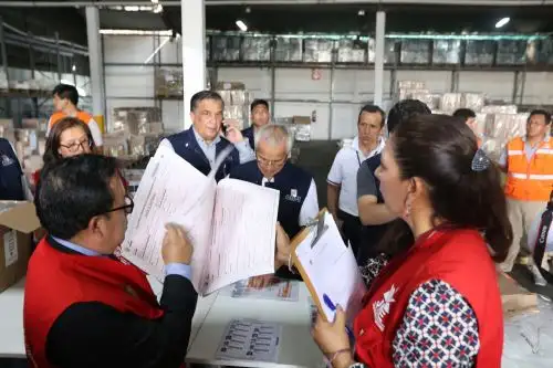 Verificación de material electoral que se desplegará al extranjero. Foto: Difusión.