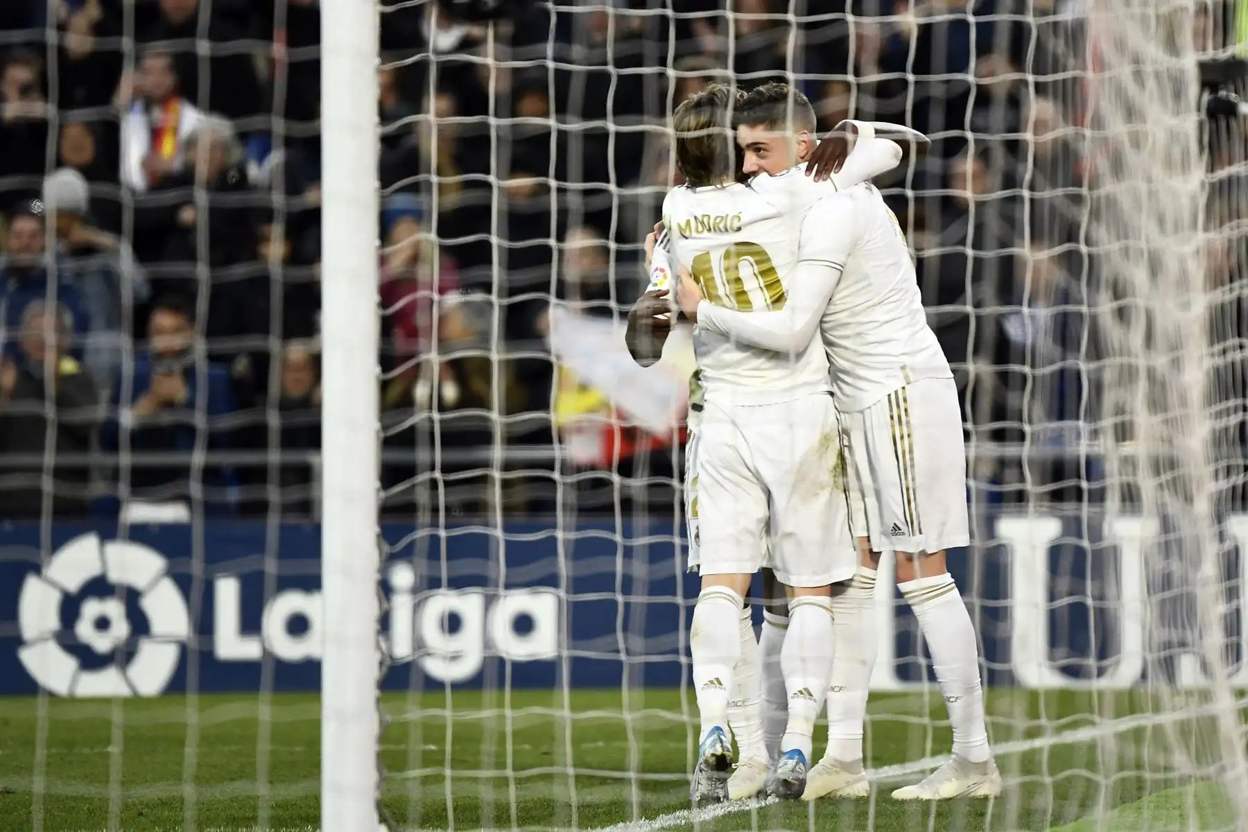 El centrocampista croata del Real Madrid Luka Modric celebra su gol con el centrocampista uruguayo del Real Madrid Federico Valverde durante el partido de fútbol de la liga española entre Getafe CF y Real Madrid.
Foto: AFP