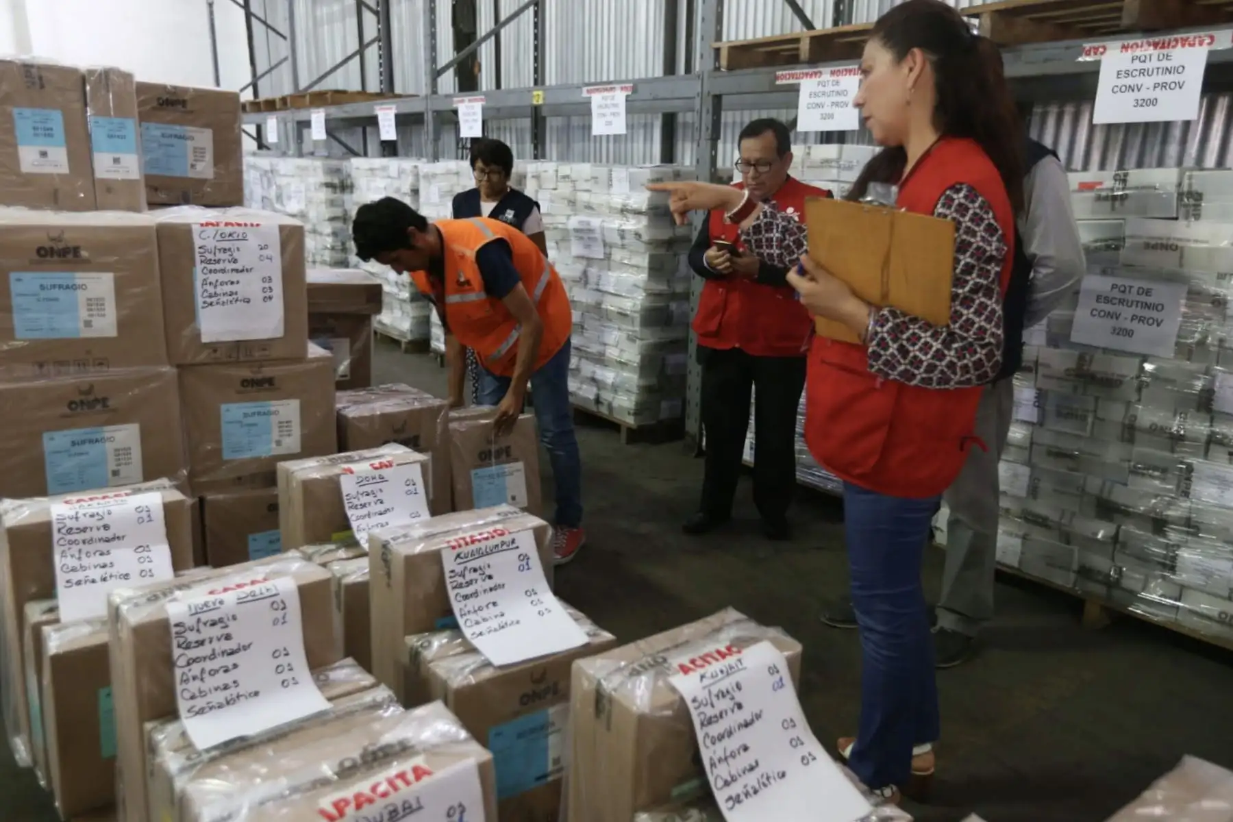 El JEE de Lima Centro 2 verificó el material electoral de las mesas de sufragio que en los próximos días será enviado al extranjero para ser utilizado en las Elecciones Congresales Extraordinarias 
Foto: Difusión Jurado Nacional de Eleciones