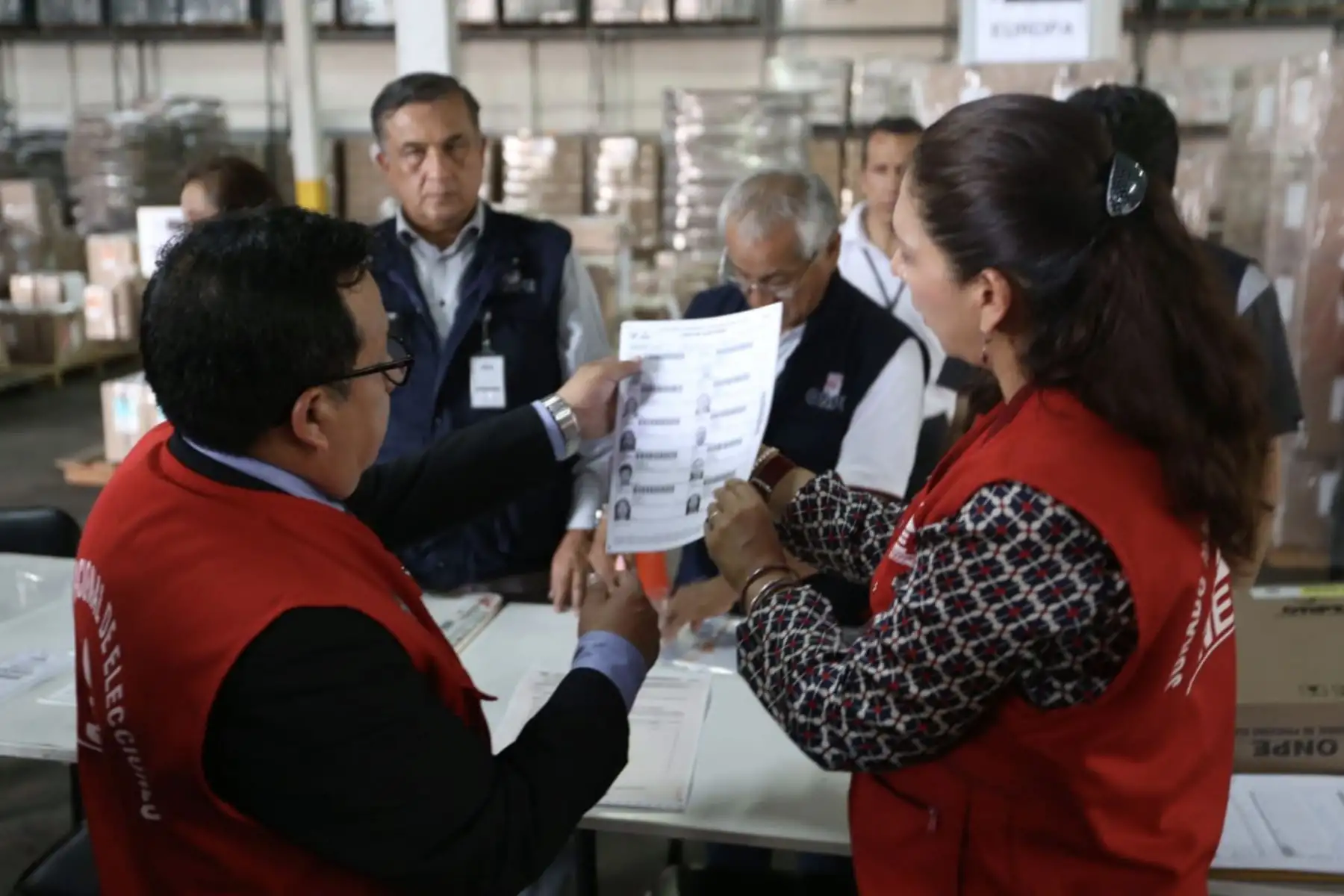 El JEE de Lima Centro 2 verificó el material electoral de las mesas de sufragio que en los próximos días será enviado al extranjero para ser utilizado en las Elecciones Congresales Extraordinarias 
Foto: Difusión Jurado Nacional de Eleciones