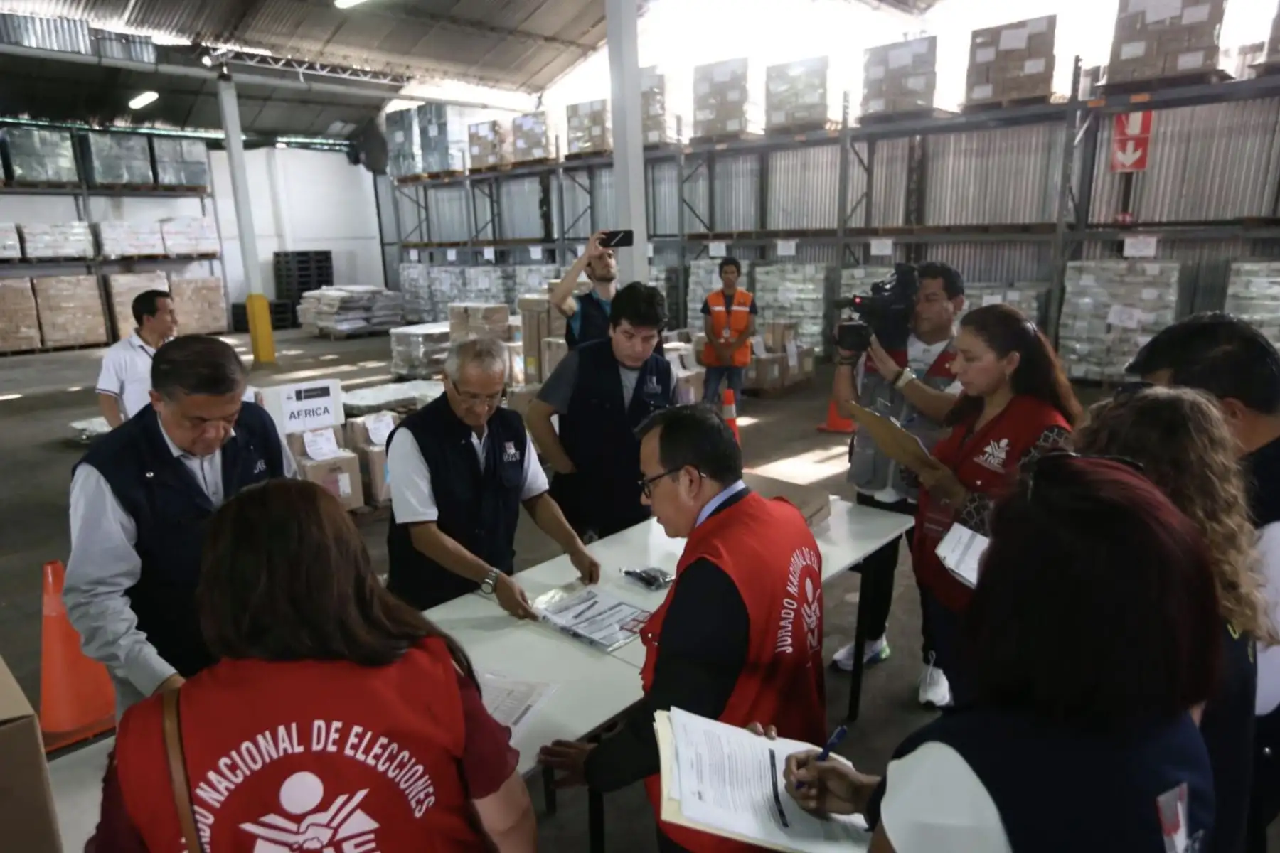 El JEE de Lima Centro 2 verificó el material electoral de las mesas de sufragio que en los próximos días será enviado al extranjero para ser utilizado en las Elecciones Congresales Extraordinarias 
Foto: Difusión Jurado Nacional de Eleciones